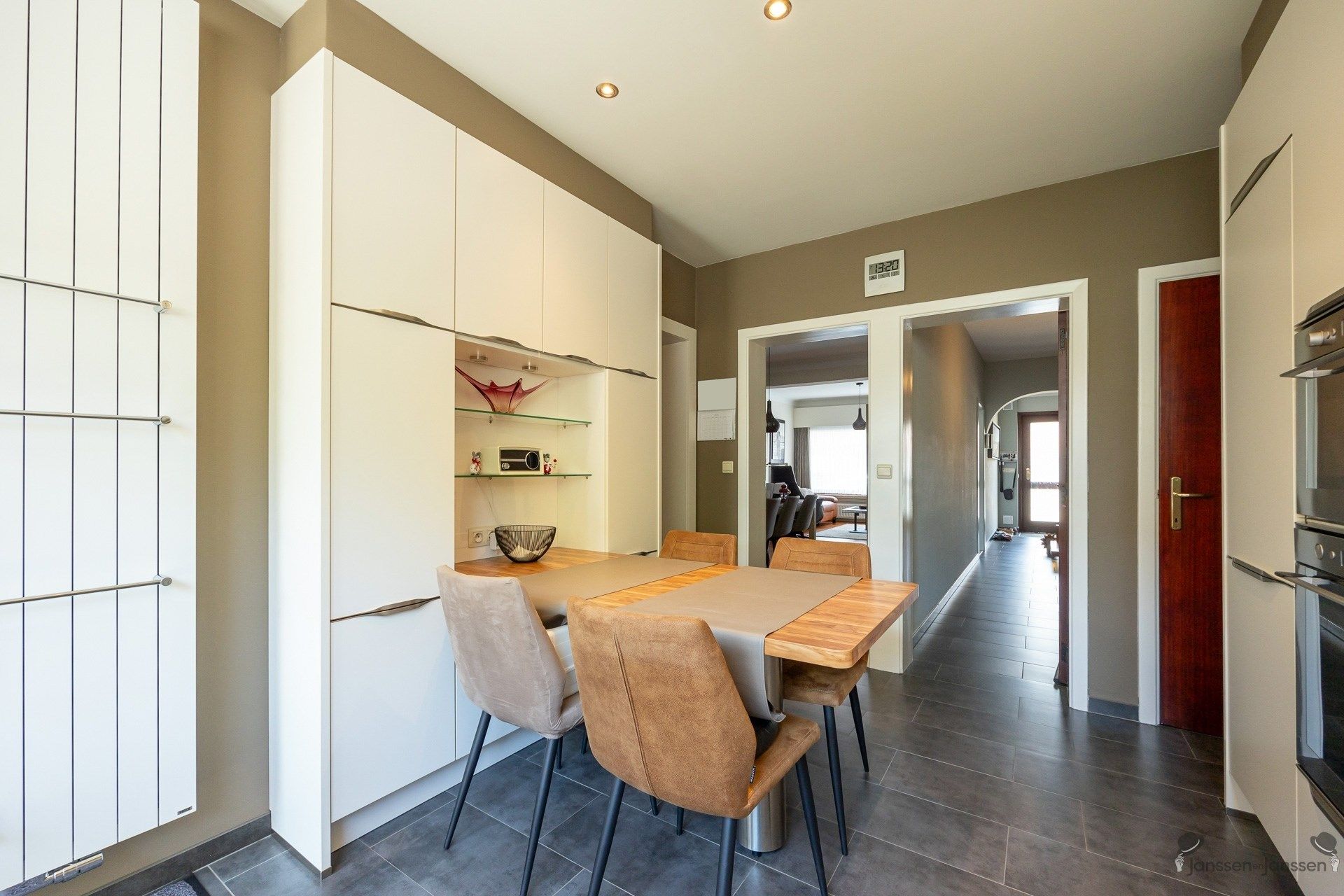 Instapklare energiezuinige woning met drie slaapkamers in hartje Merksem. foto 11
