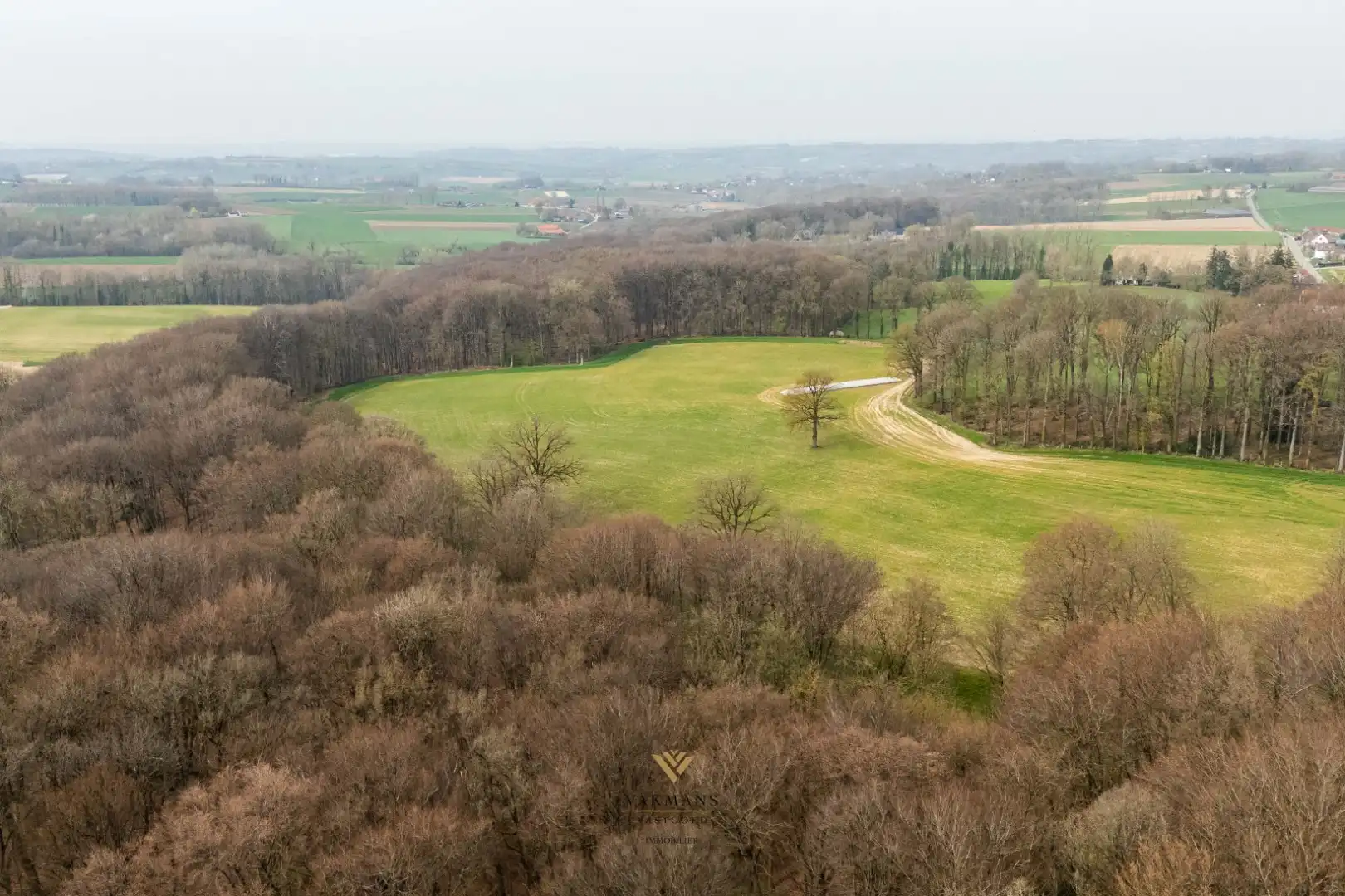 Ruime alleenstaande woning met garage in heuvelachtige omgeving foto 6