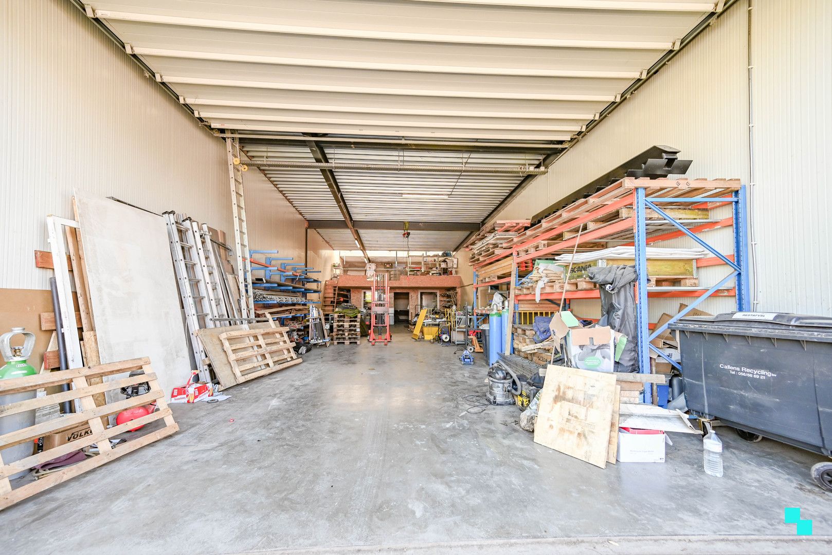 Ruime loods van ca. 172 m² met sectionaalpoort foto 4