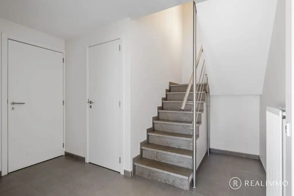 Recente halfopen bebouwing (2017) met tuin, terras en uitweg in rustige wijk foto 4