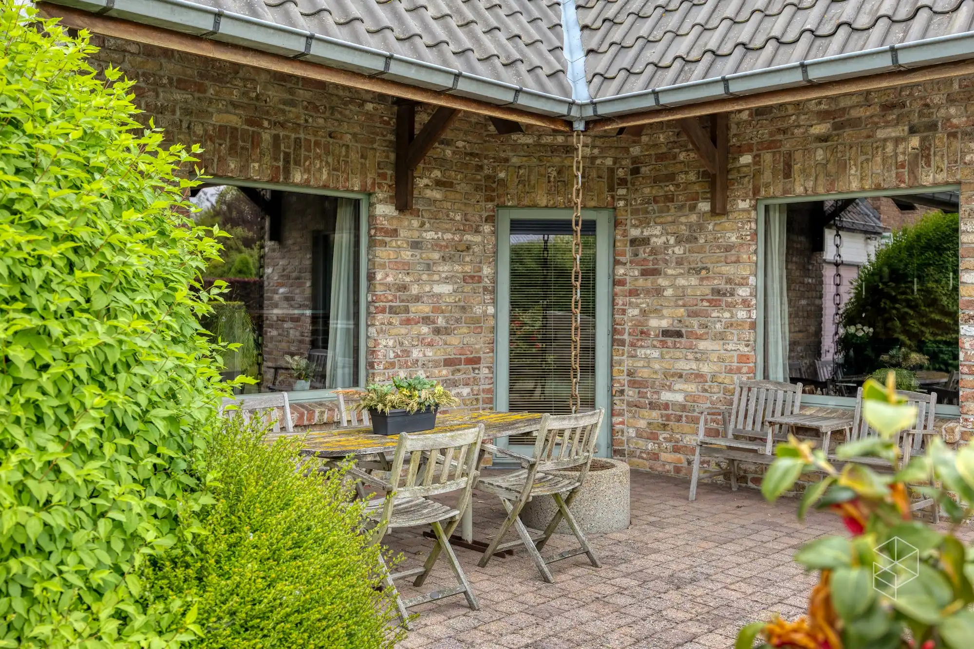 Karaktervolle villa met polyvalent bijgebouw, zwemvijver & aangelegde tuin met uitweg op 4.012m² foto 6