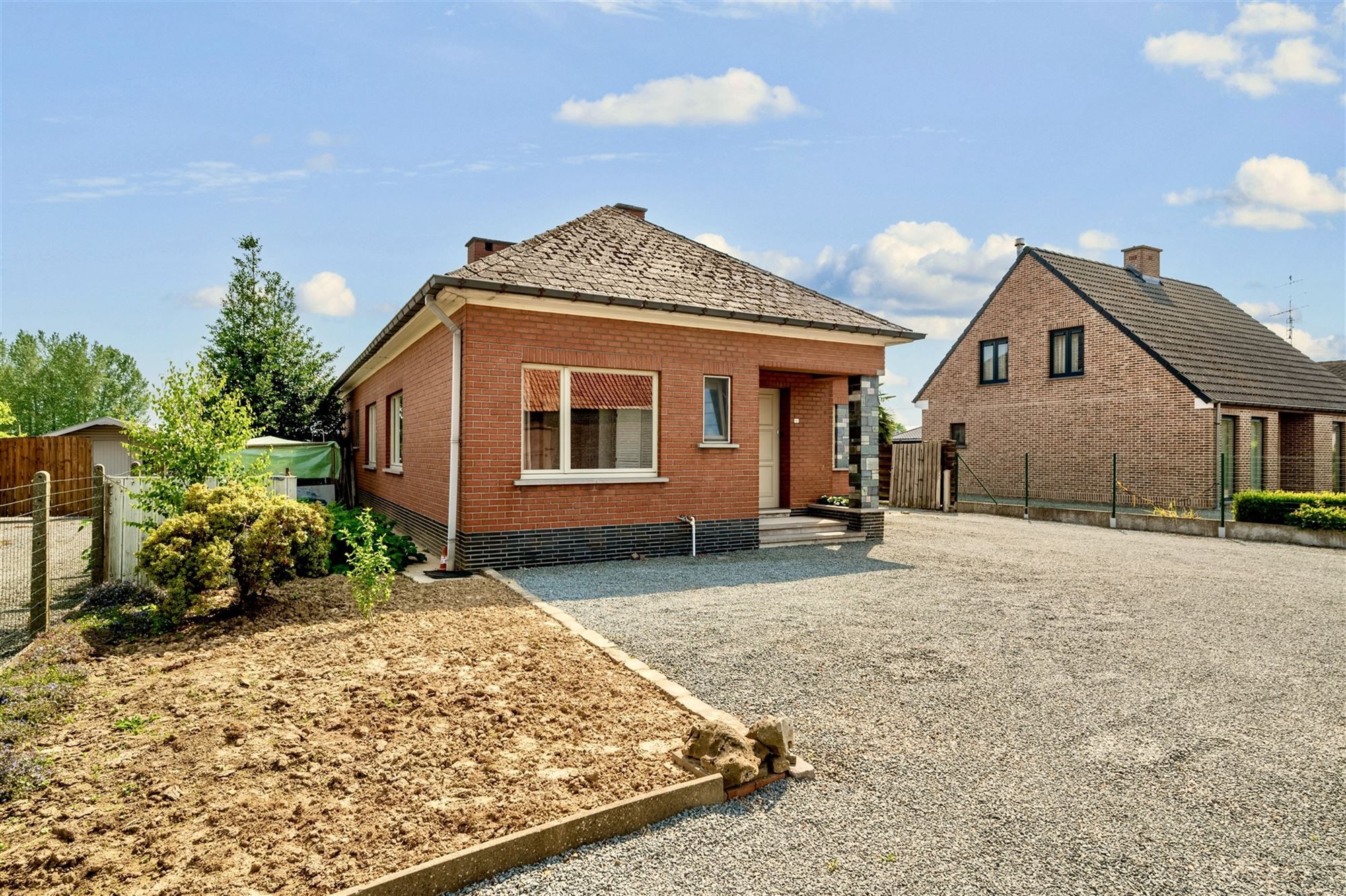 Schitterende bungalow met 4 slpks, tuin en dubbele garage foto 3