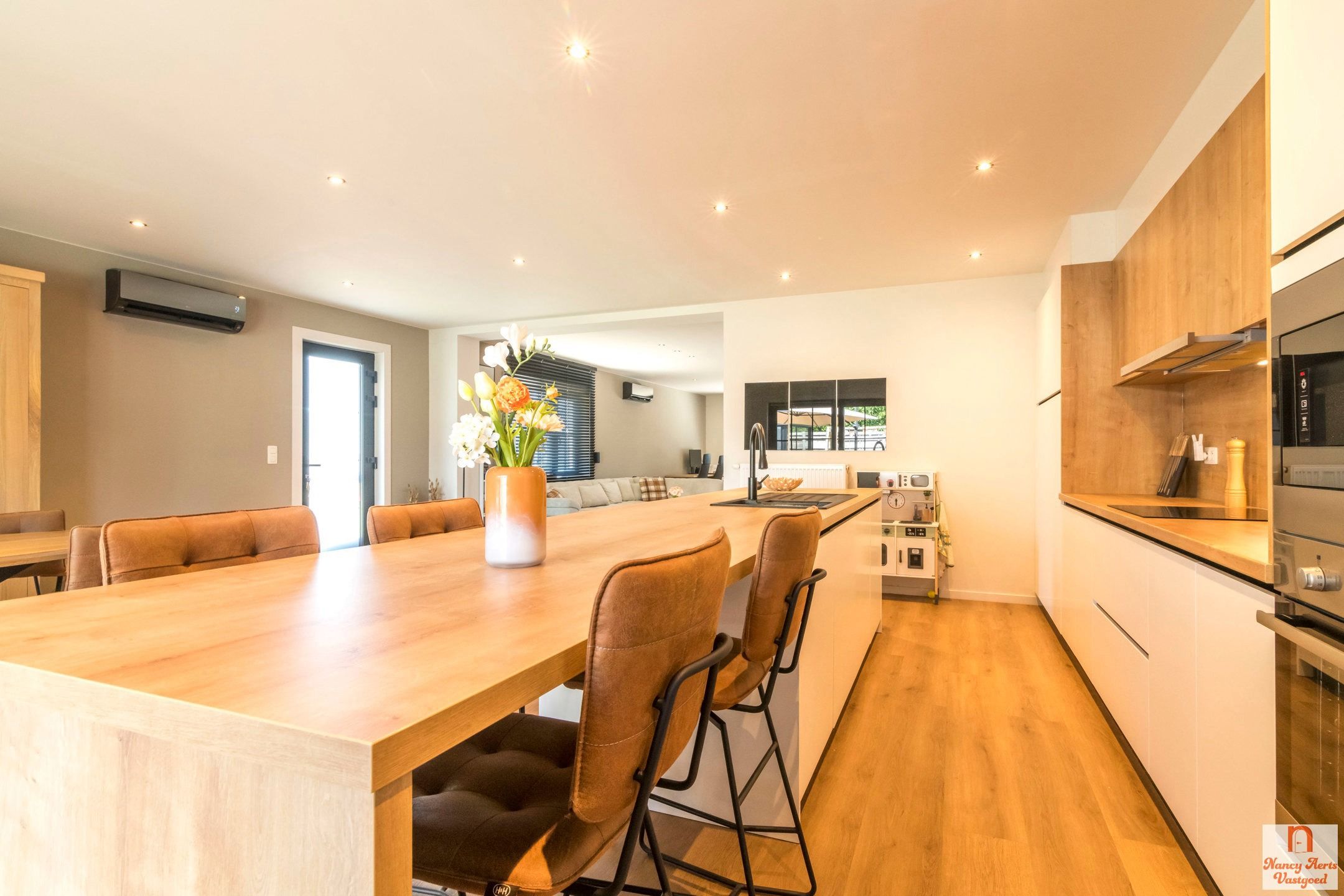 Volledig gerenoveerde woning met bijbouw en grote tuin foto 33