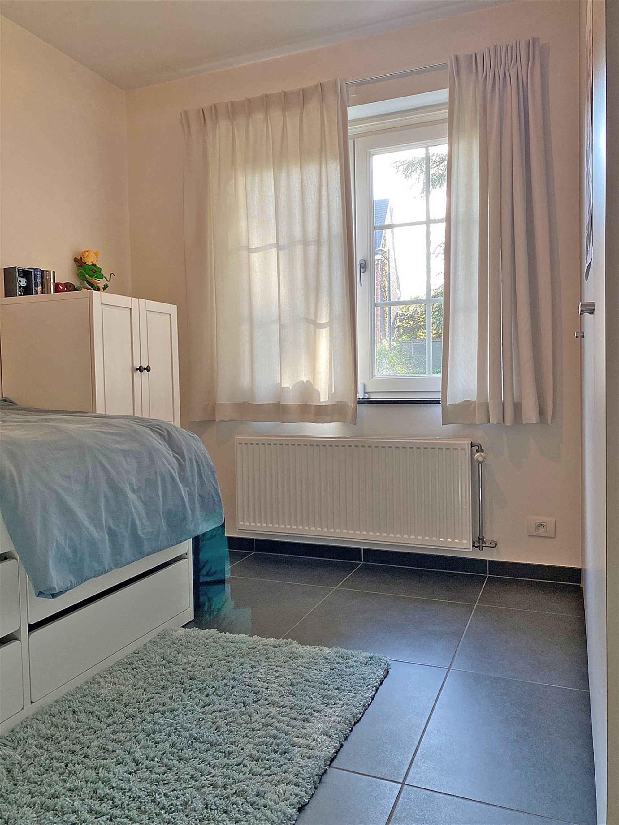 Gelijkvloers APPARTEMENT met 3 slpks, terras, kelderberging en overdekte autostaanplaats foto 8