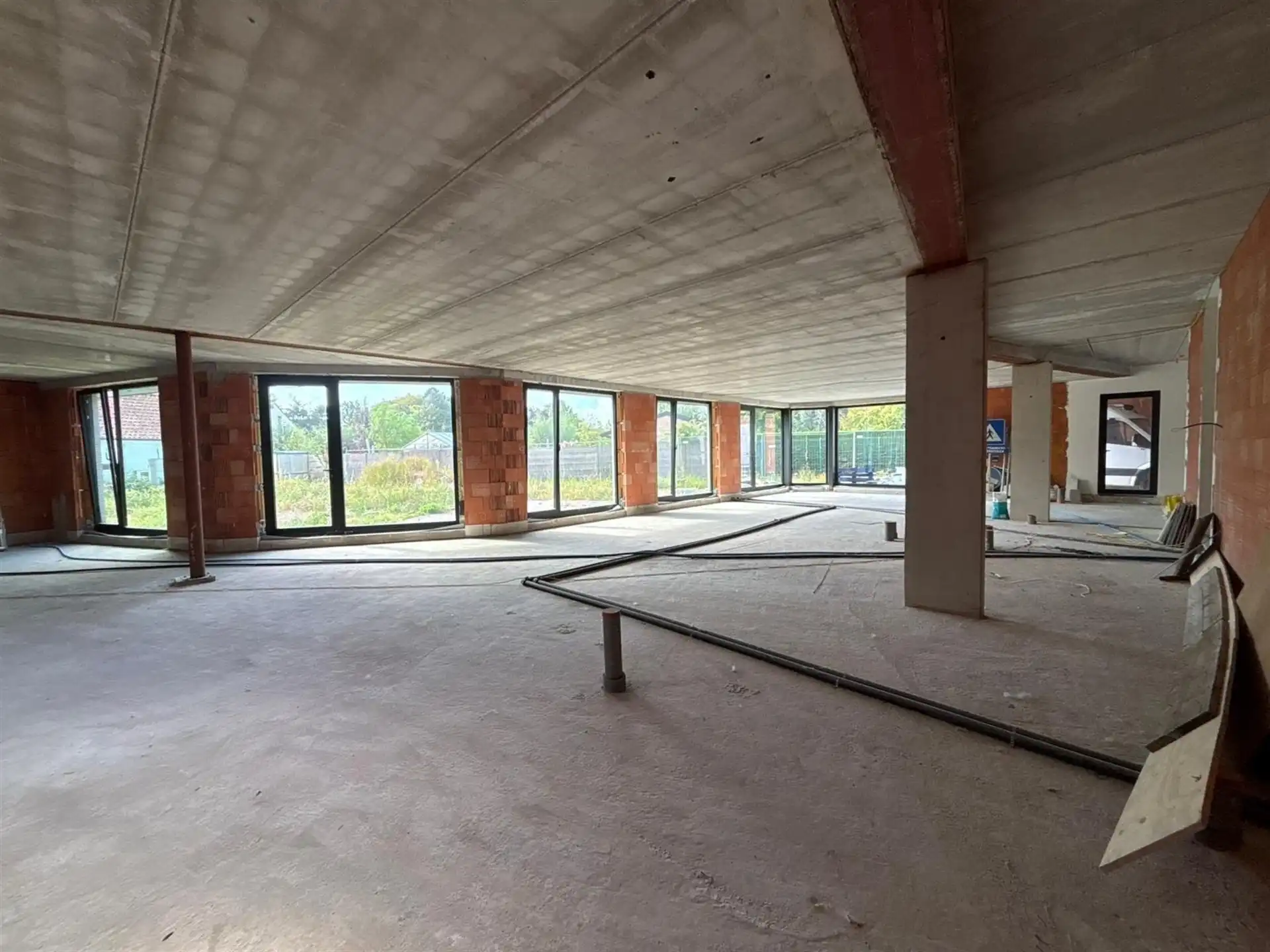 Nieuwbouw handelsruimte op commerciële liggen in het centrum! foto 8