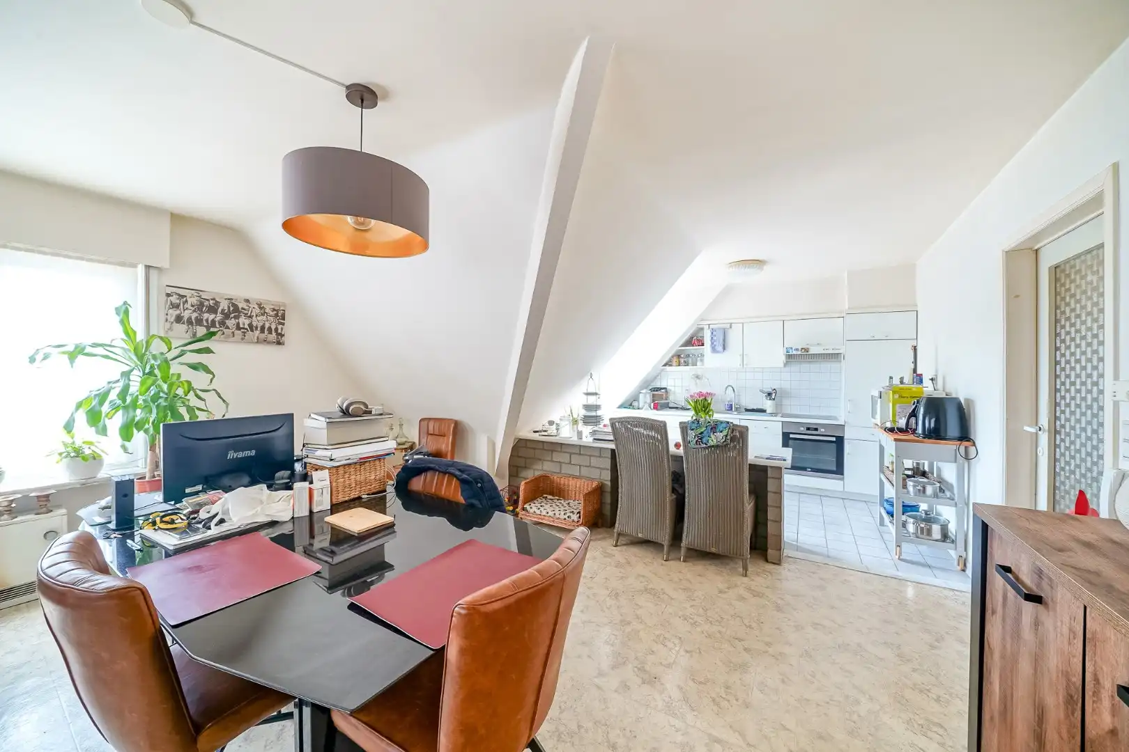 Opbrengstwoning met 2 verhuurde appartementen, tuin en 2 garages in Stene foto 14