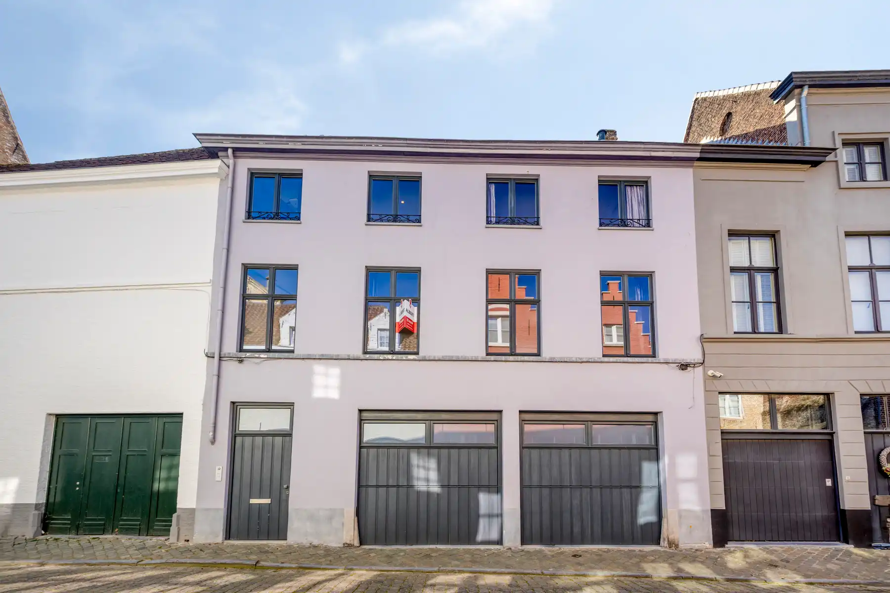 Gerenoveerde (2010) burgerwoning met dubbele garage foto 29