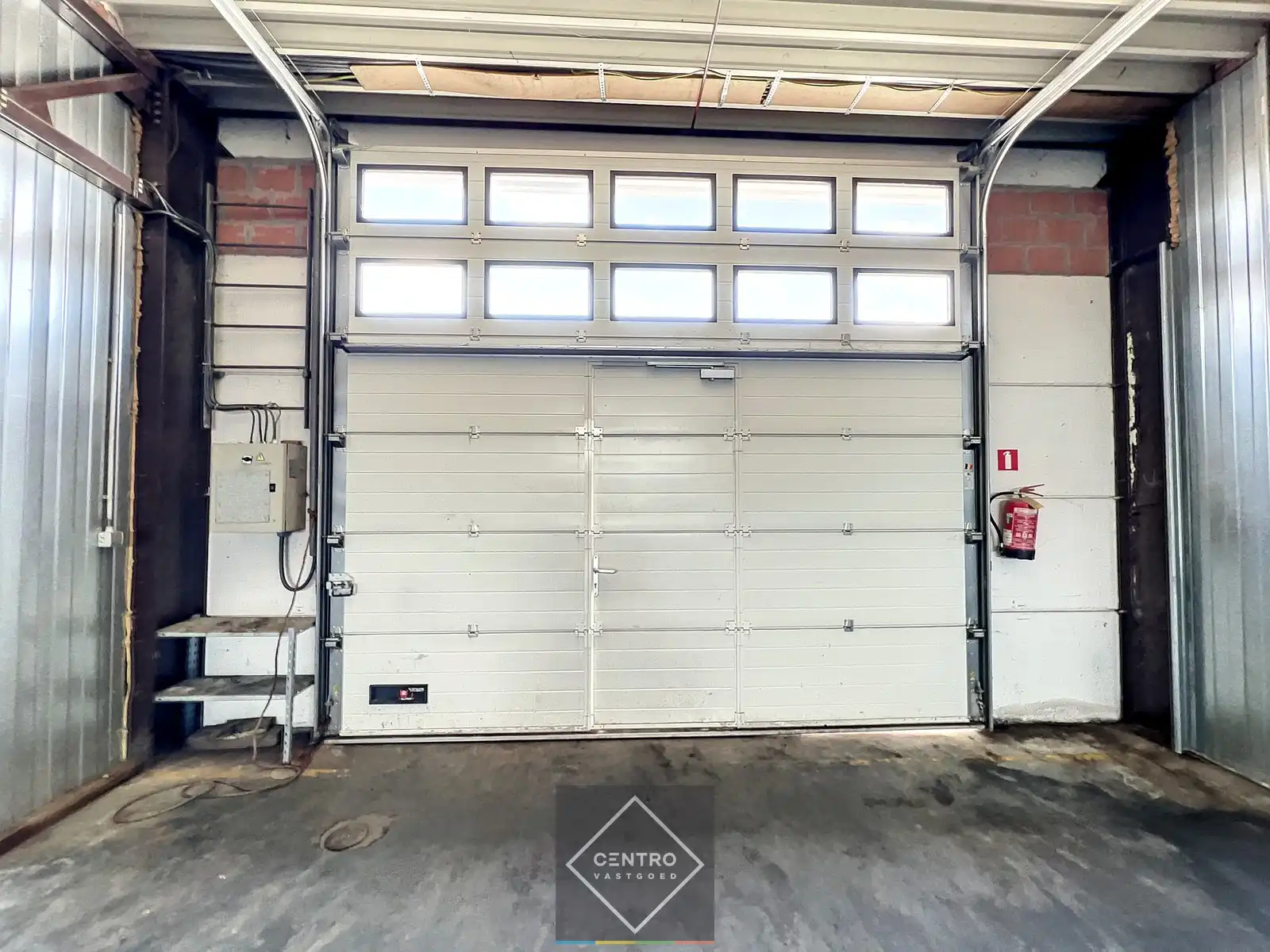 Goed gelegen LOODS (ca.120 m2) met elektrische sectionaalpoort te RUMBEKE. foto 2