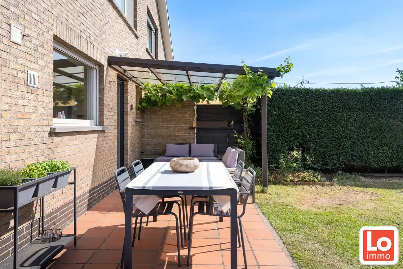 Instapklare halfopen woning met afzonderlijke garage op toplocatie in hartje Lochristi! foto 13