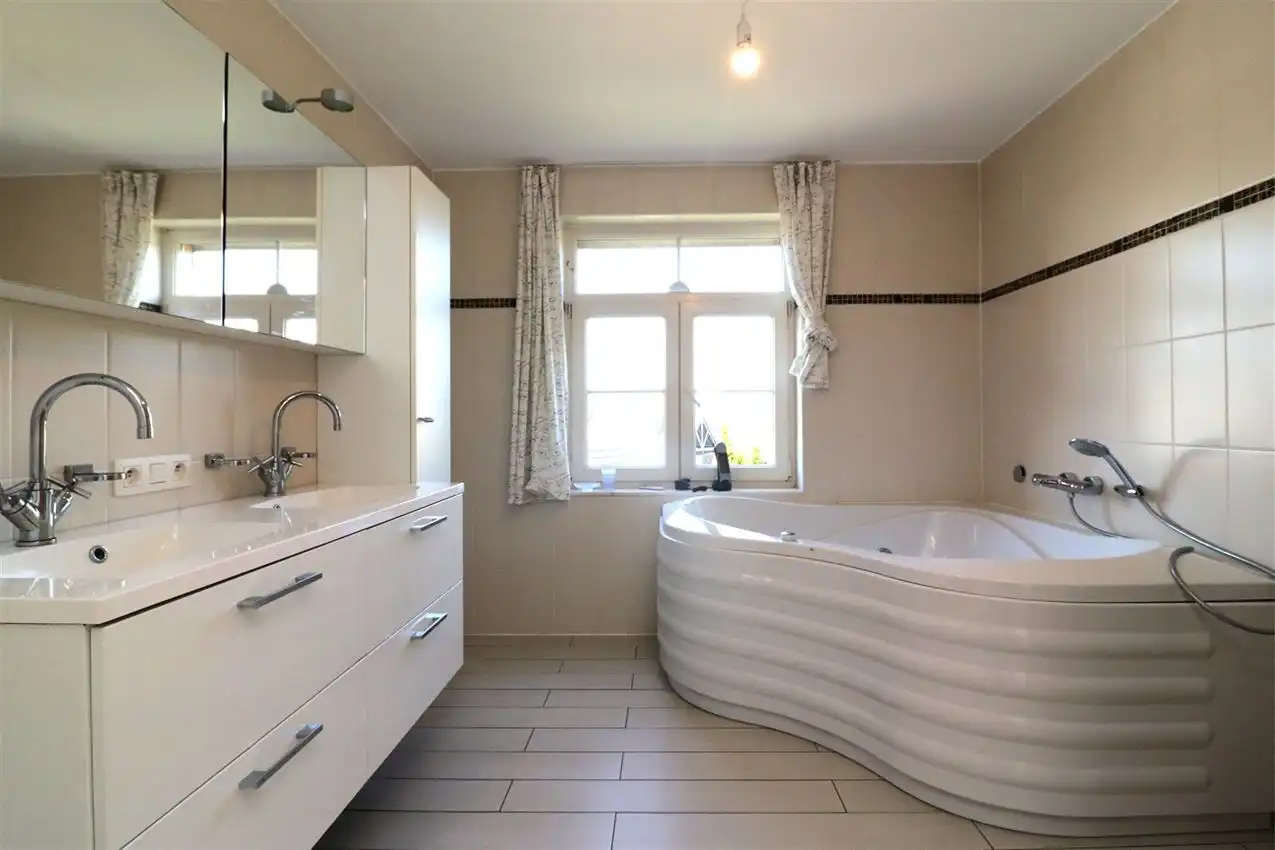 Recente woning met drie slaapkamers en garage op rustige locatie foto 18