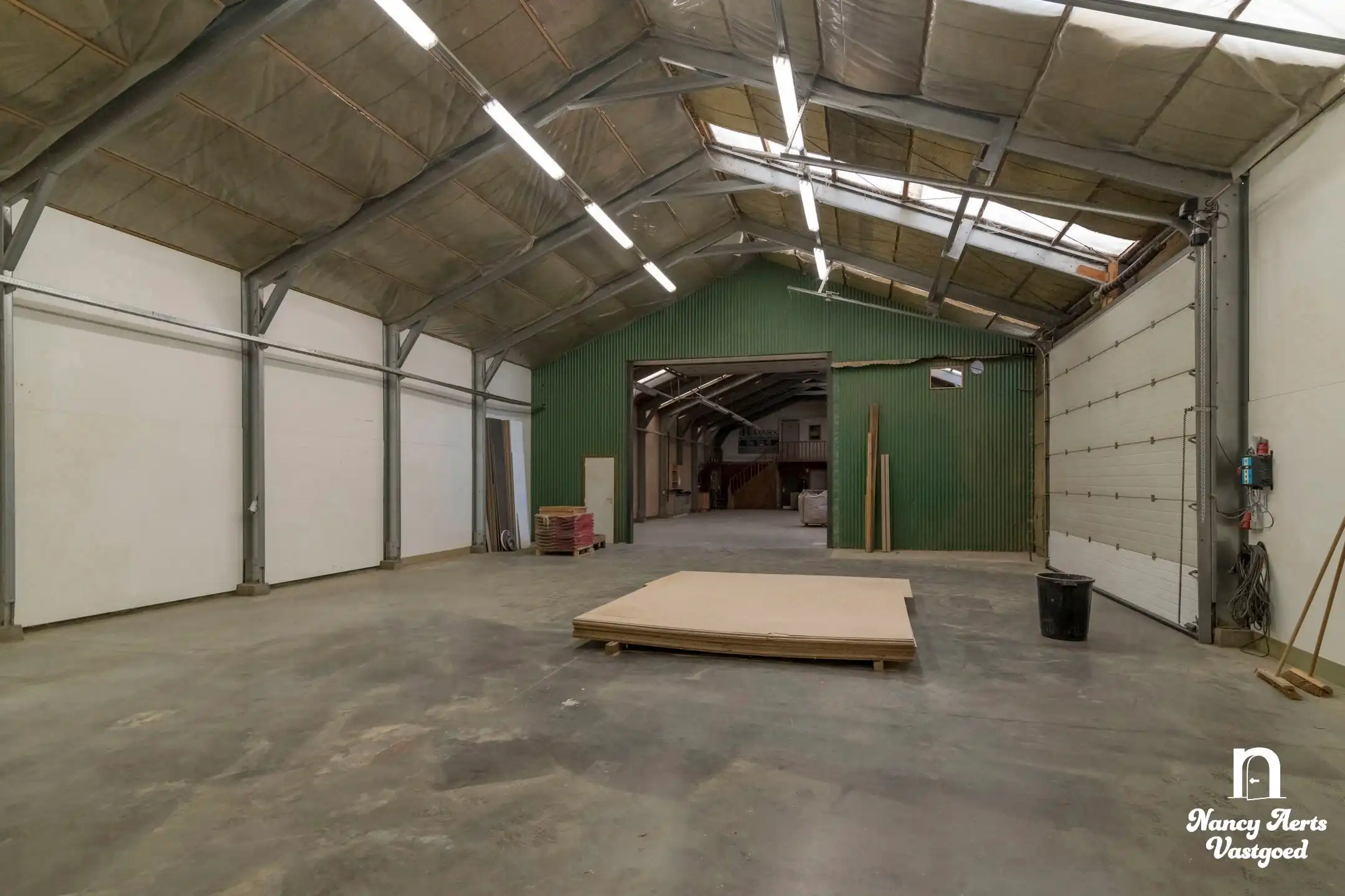 Loods van 550 m² met kantoor en woning met 4 slaapkamers foto 4