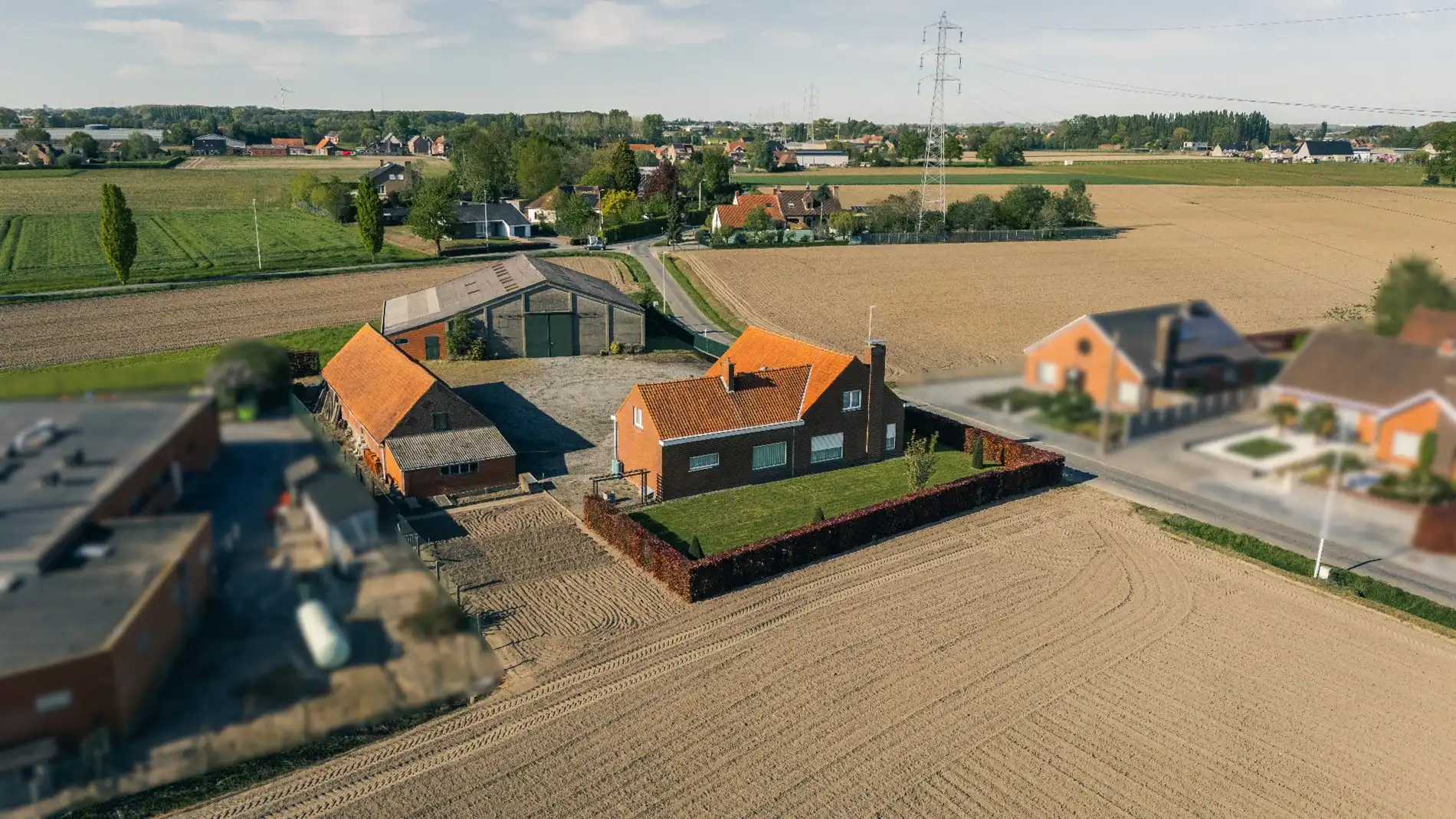 Hoofdfoto van de publicatie: Alleenstaande woning van 291 m² met een loods van 473 m² en een schuur van 189 m²