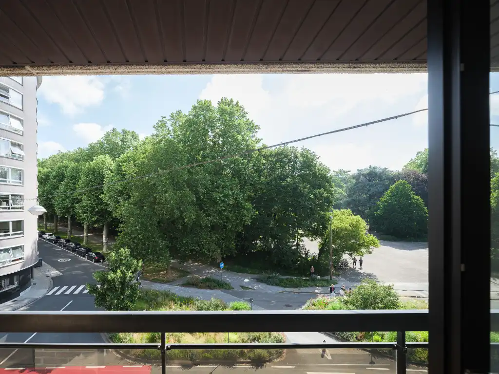 Op te frissen drieslaapkamerappartement met open zicht over het Citadelpark. foto 4