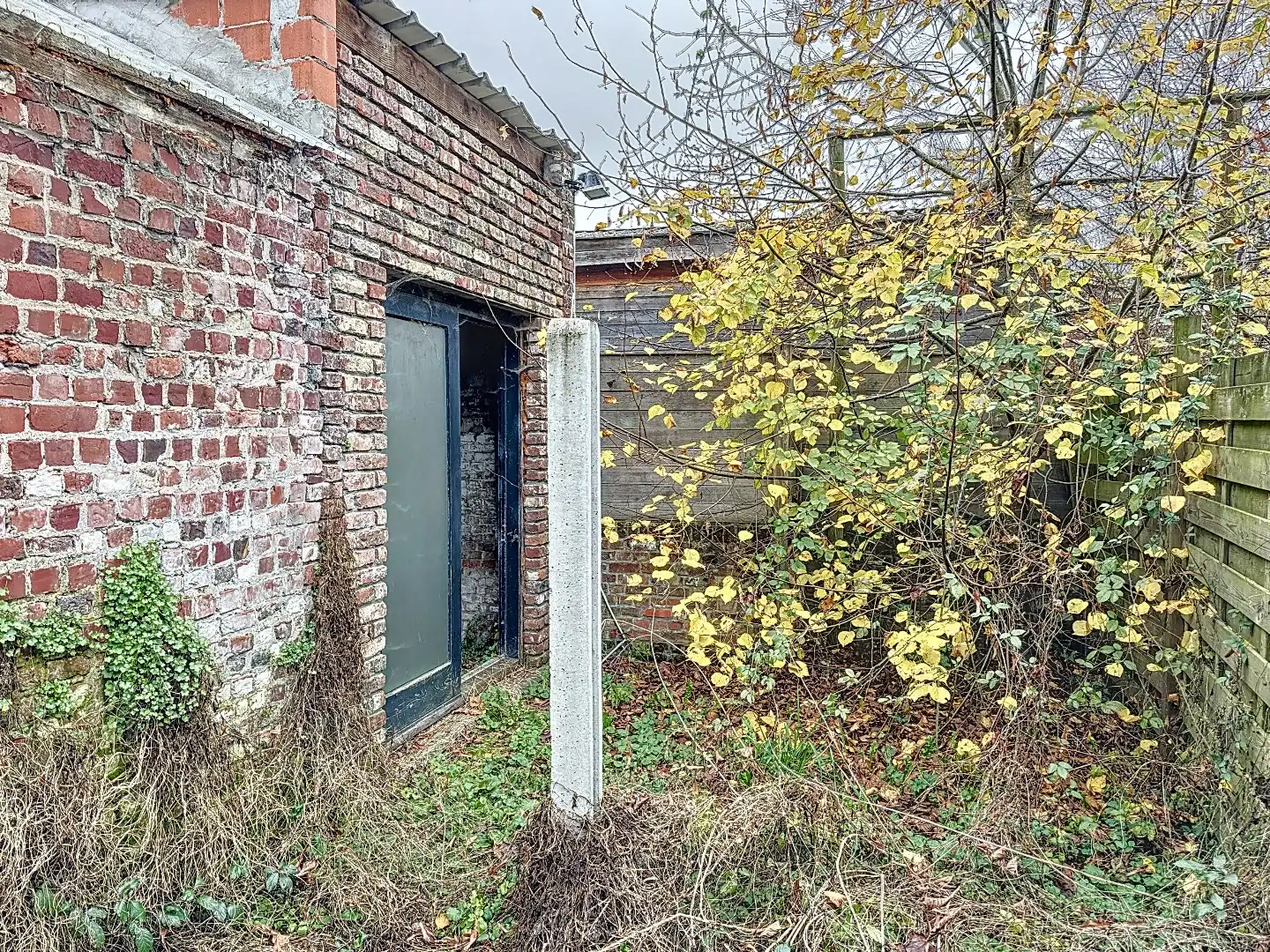 TOTAAL TE RENOVEREN WONING MET TUIN foto 2