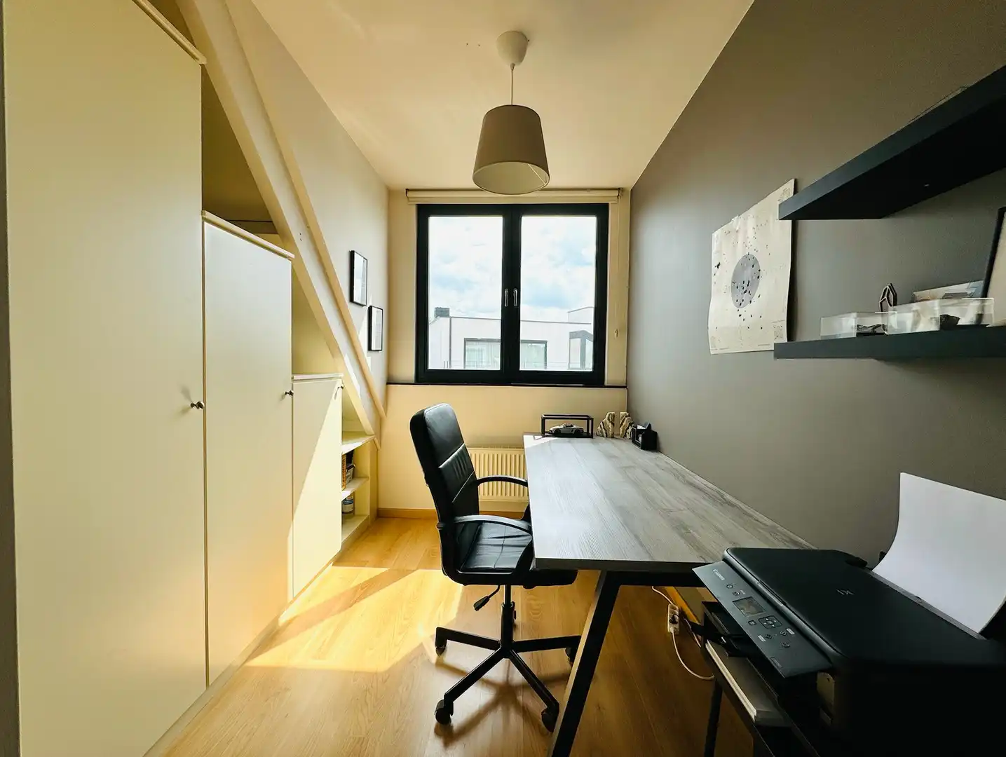 Ruim duplex appartement met terras en plaats voor 2 wagens. foto 14