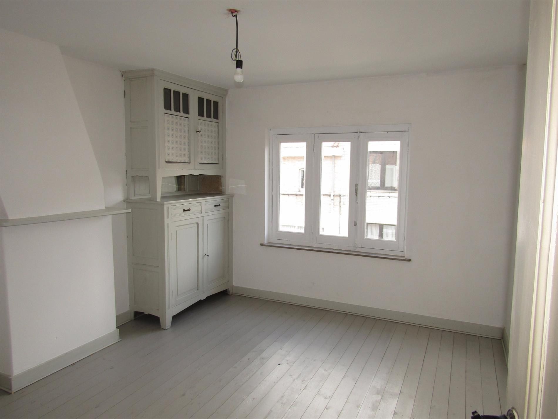 Stadswoning met 3 slpk en tuintje te koop op zeer goede locatiein Kortrijk. foto 10