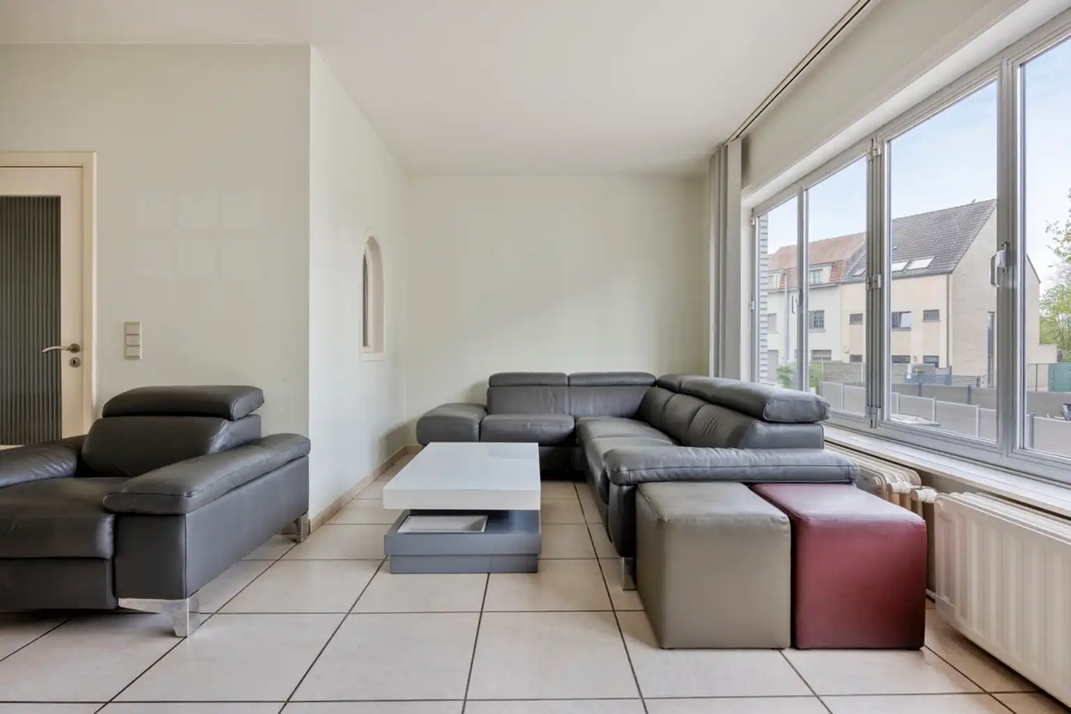 Bel-etagewoning met drie slaapkamers met garage en tuin foto 4