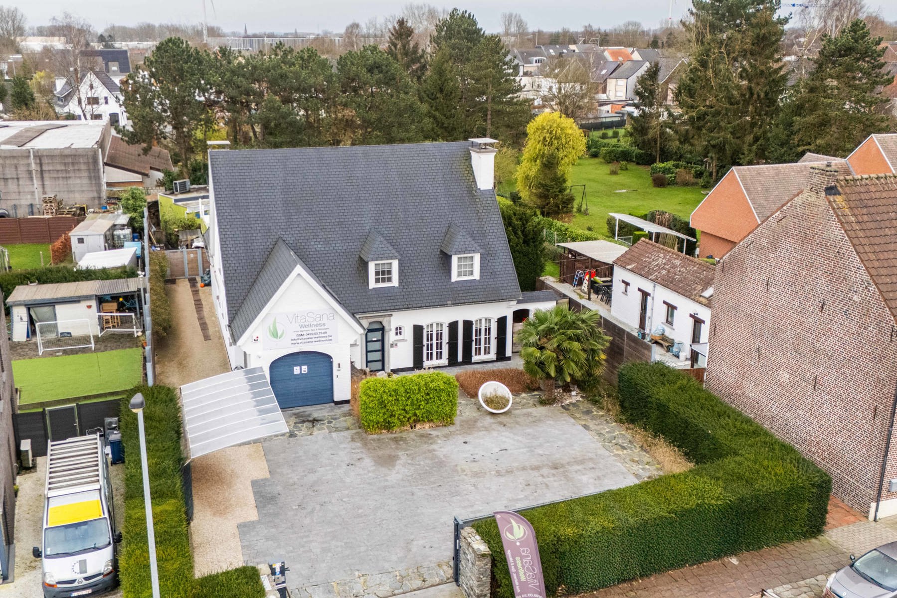 Hoofdfoto van de publicatie: Statige villa met zwembad en praktijkruimte 