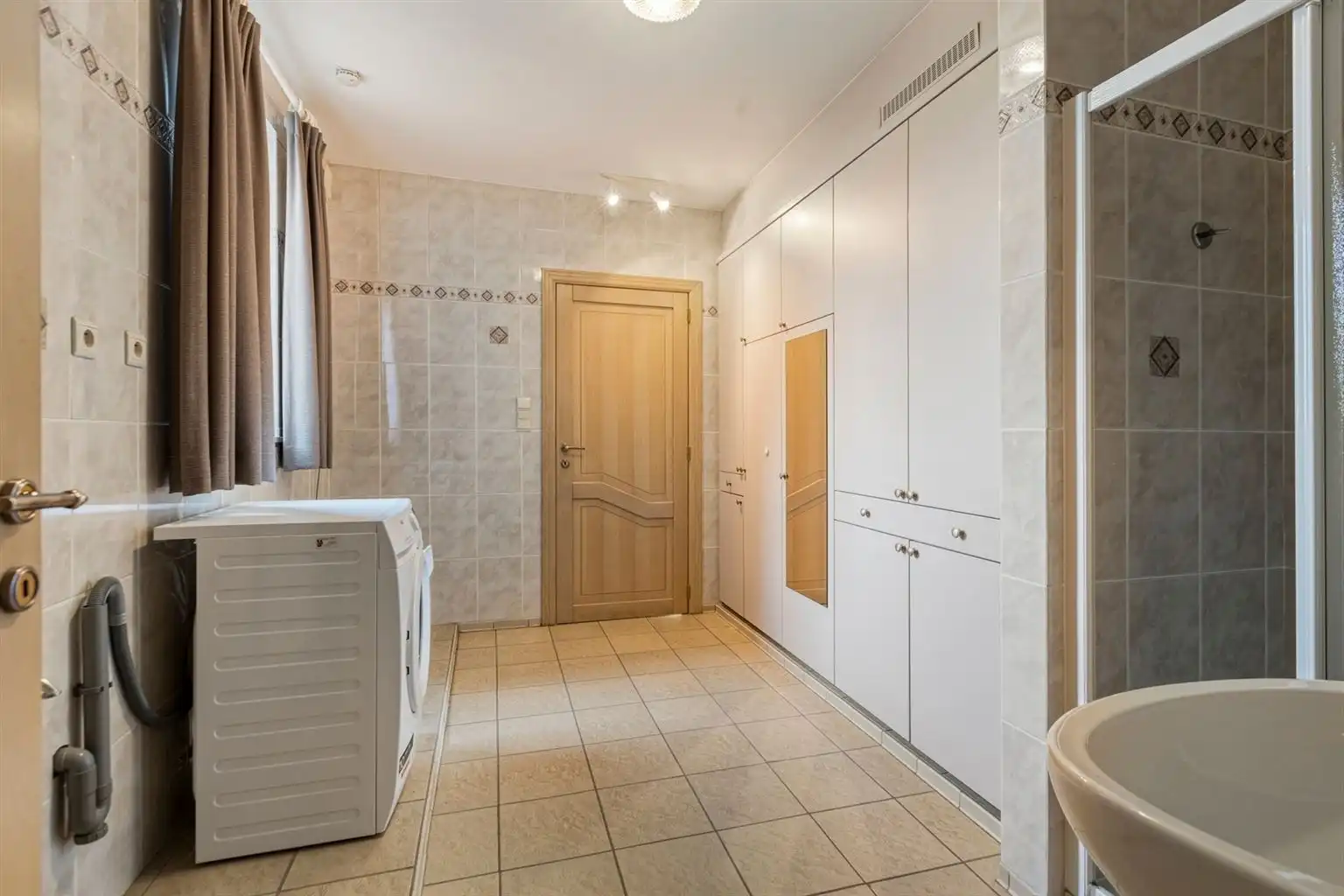 Ruime, vrijstaande woning op een perceel van 965m2 met 3 slaapkamers, inpandige garage en tuin, rustig doch centraal gelegen in Oud-Dilsen. foto 10