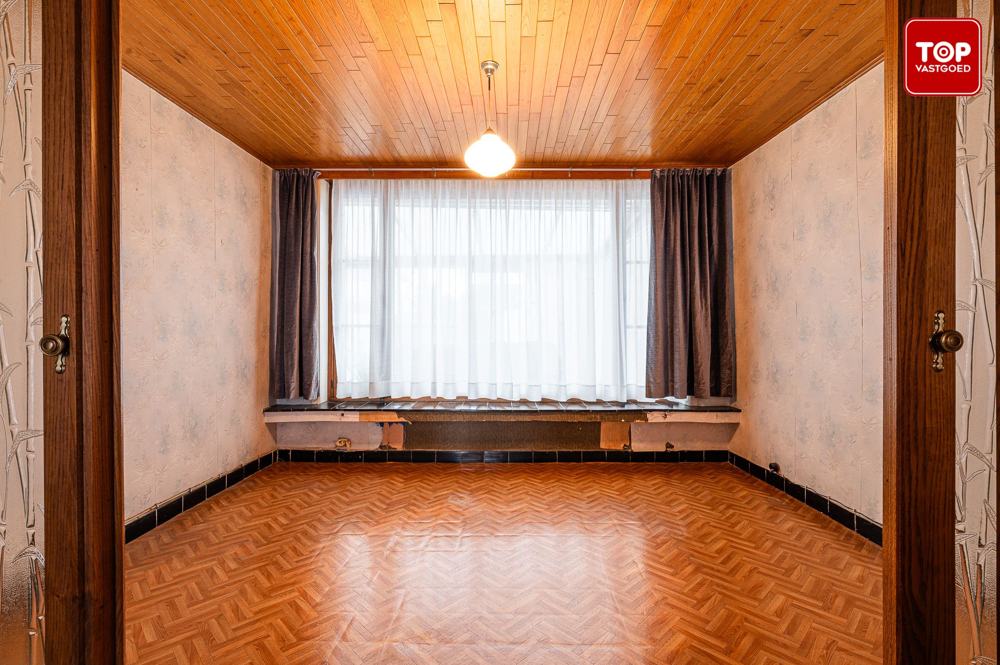 Totaal te renoveren woning met 4 slaapkamers en leuke tuin. foto 7