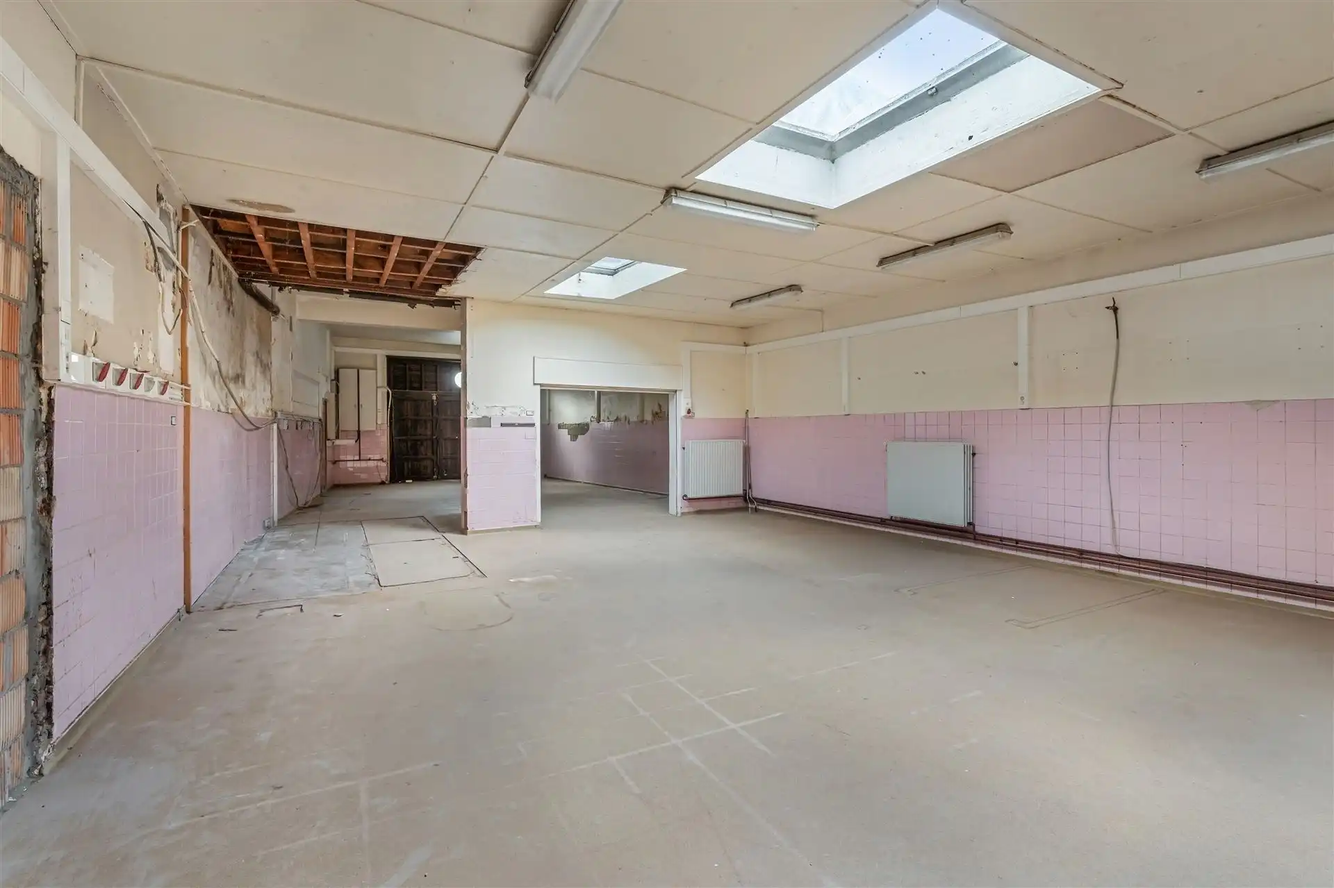 Woning met handelsgedeelte en opslagplaats. foto 4