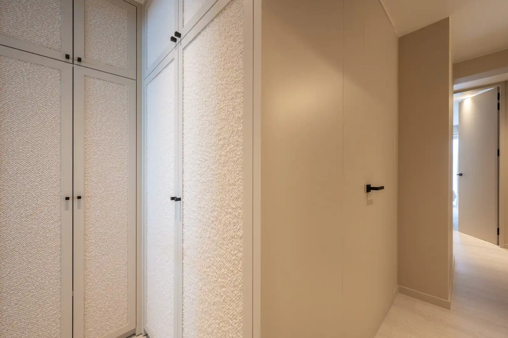 Zeedijk Zoute: Fenomenaal en frontaal zeezicht vanop een totaal gerenoveerd appartement  foto 11