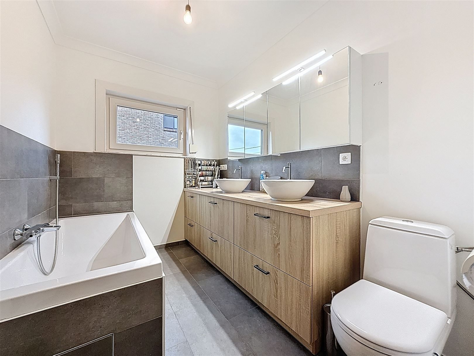 Ruime open bebouwing met 4 slpks, veranda, tuin, garage, 8a  foto 20