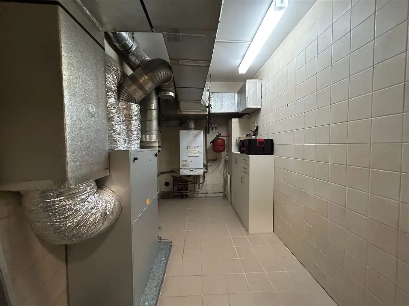 Zeer ruim gelijkvloers appartement voorzien van 2 (+1) slaapkamers, terrassen en afgesloten garagebox, gelegen nabij het centrum van Maaseik. foto 21