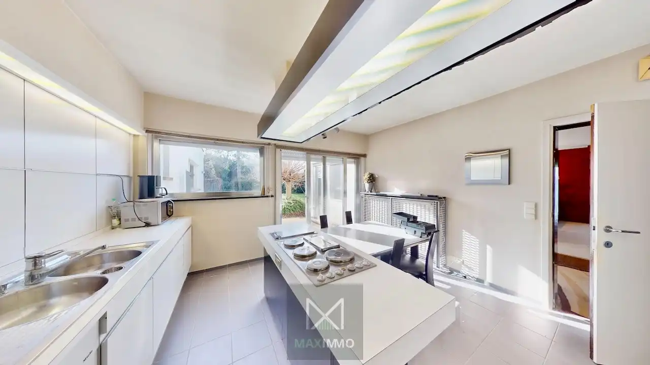 Instapklare gezinswoning met 3 slaapkamers, dubbele garage, ruim atelier en zonnige tuin in Rekkem foto 9