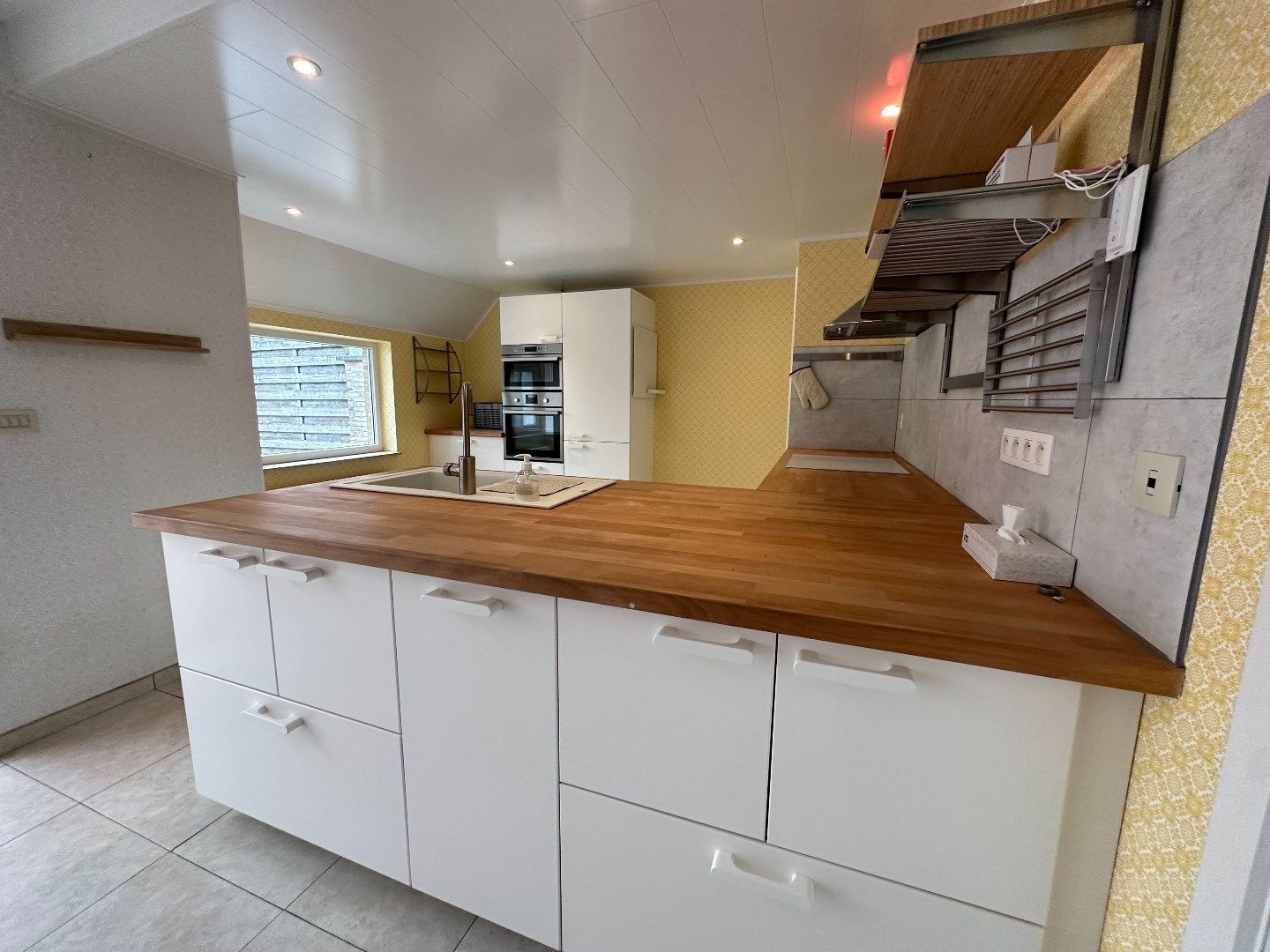 Centraal gelegen, lichtrijke woning met drie slaapkamers en garage foto 5