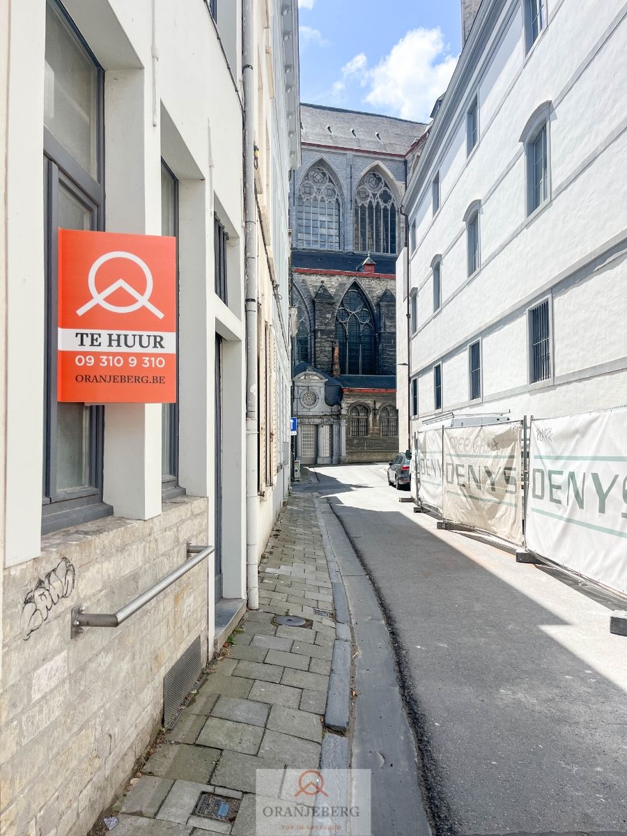 Karaktervolle stadswoning met buitenruimte aan Sint-Baafskathedraal foto 27