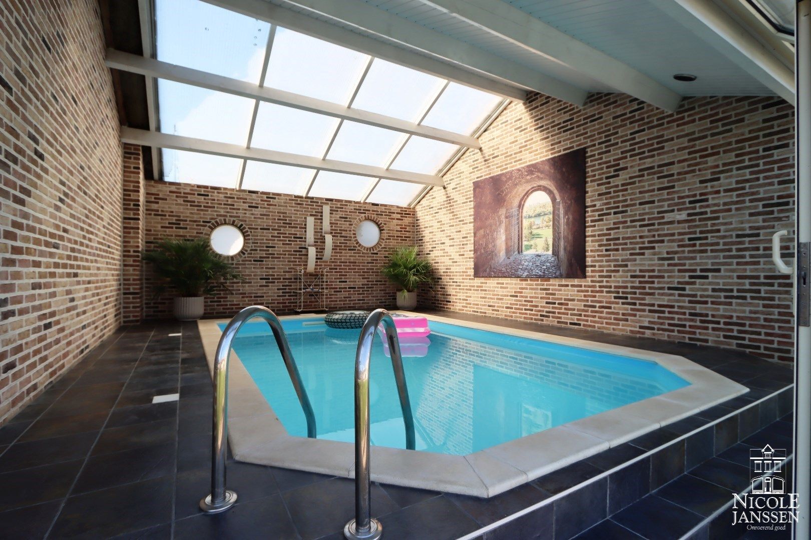 Instapklare gezinswoning met drie slaapkamers, twee badkamers, grote kelder en vrijstaande garage foto 23