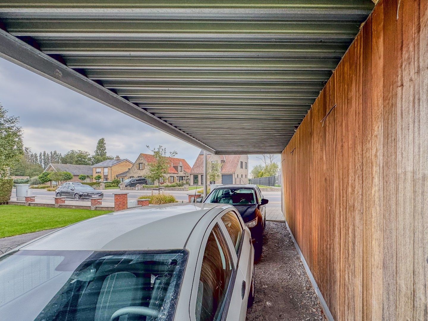 Prachtig gerenoveerde woning met 4 slaapkamers, dubbele carport en tuin. foto 28