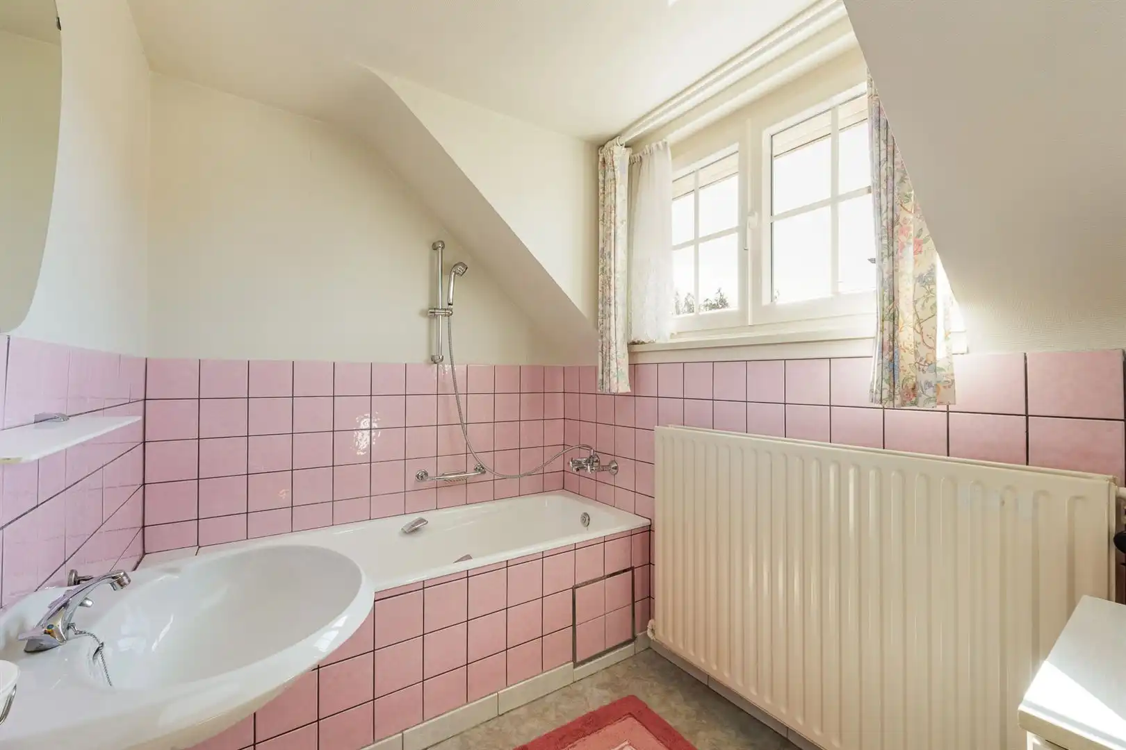 Instapklare woning met garage en tuin! foto 17