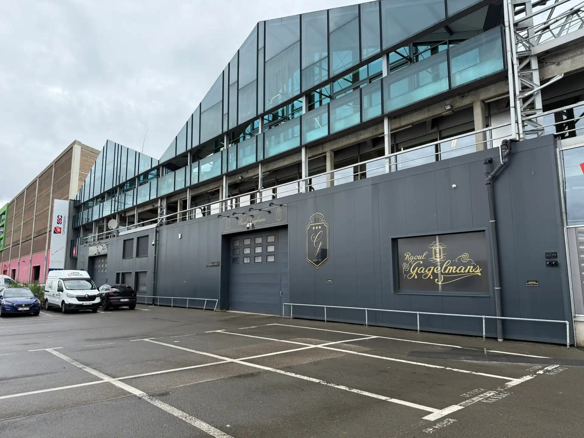 Magazijn met kantoren te huur nabij de Haven van Antwerpen foto {{pictureIndex}}