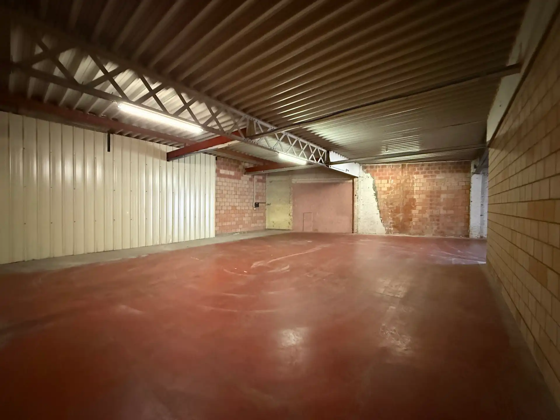 VLIERZELE - Opslagruimte vlakbij de invalsweg. foto 5