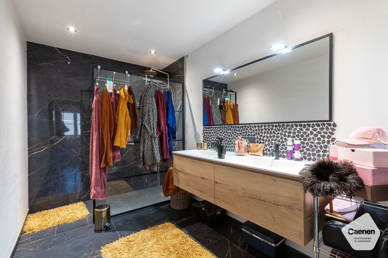 Recente instapklare woning ( BJ 2021) in een doodlopende straat met 4 slaapkamers, carport en tuin. foto 9