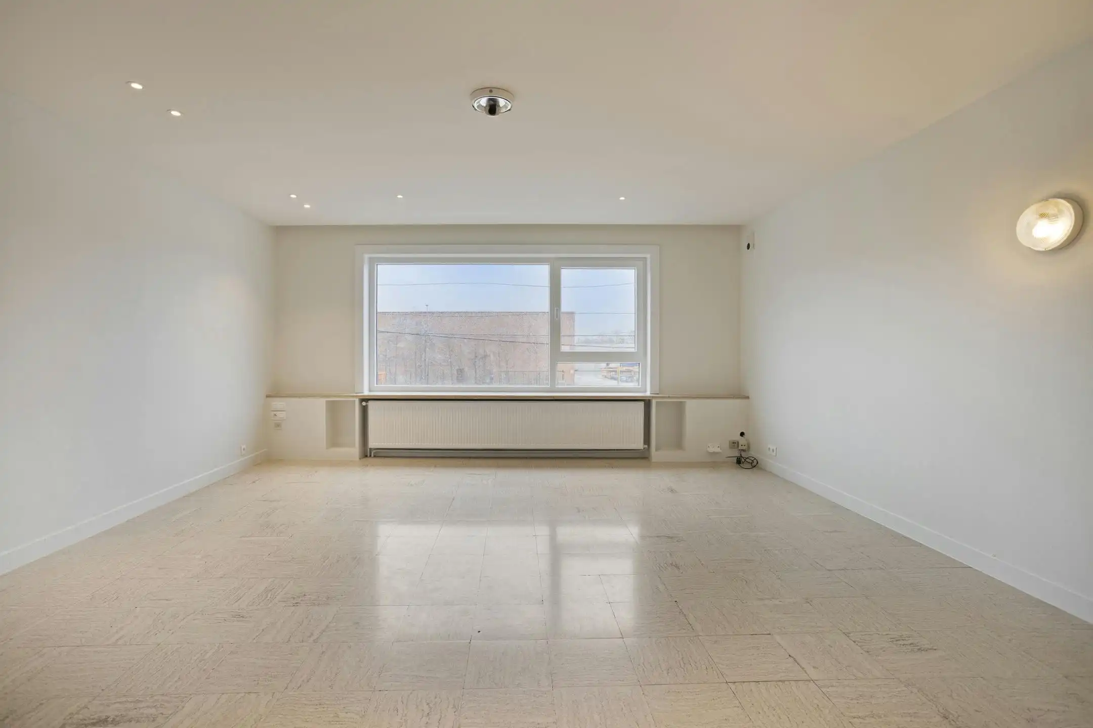 Bel-étage huis te koop met ruime garage en zicht op de vaart foto 6