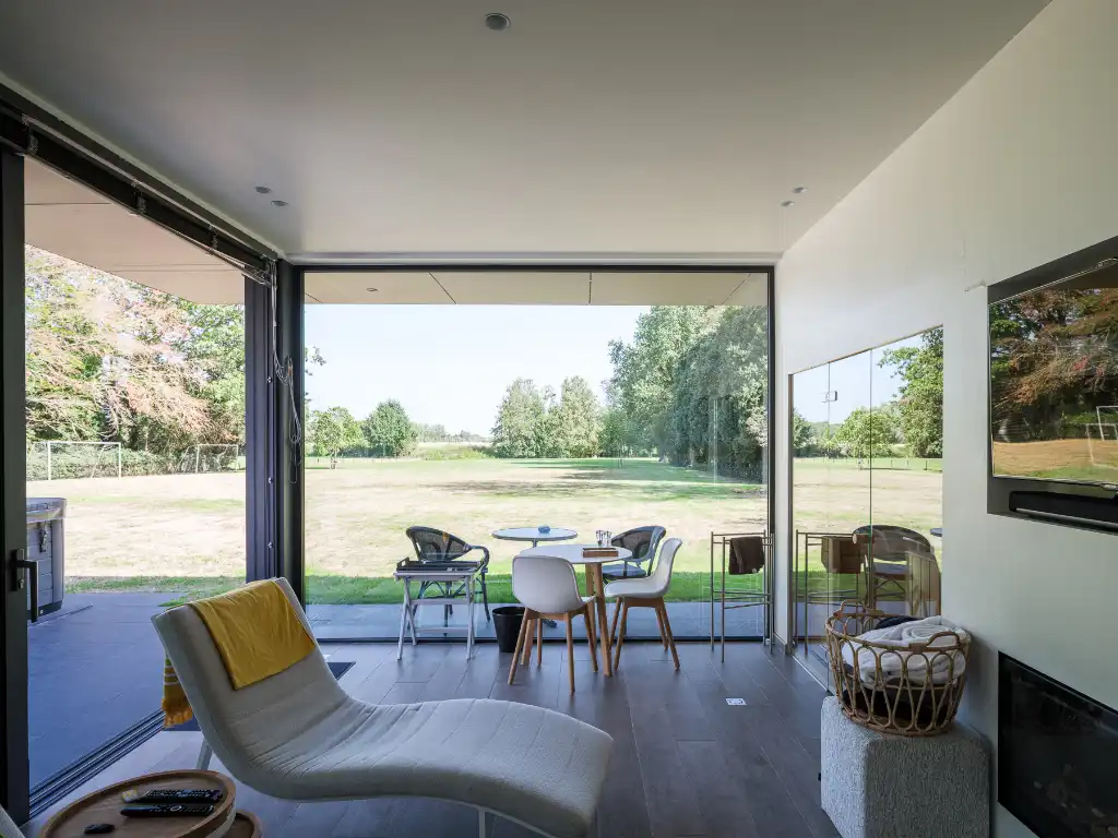 Imposante villa (BJ 2015) met onder meer een buitenzwembad en een sfeervol ingericht bijgebouw met sauna foto 28