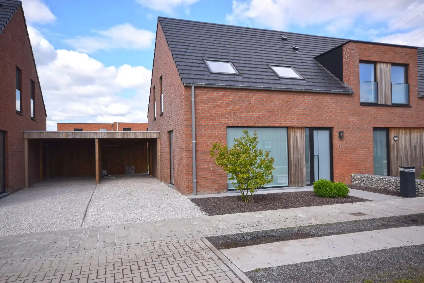 Instapklare gezinswoning te huur in Roeselare foto {{pictureIndex}}