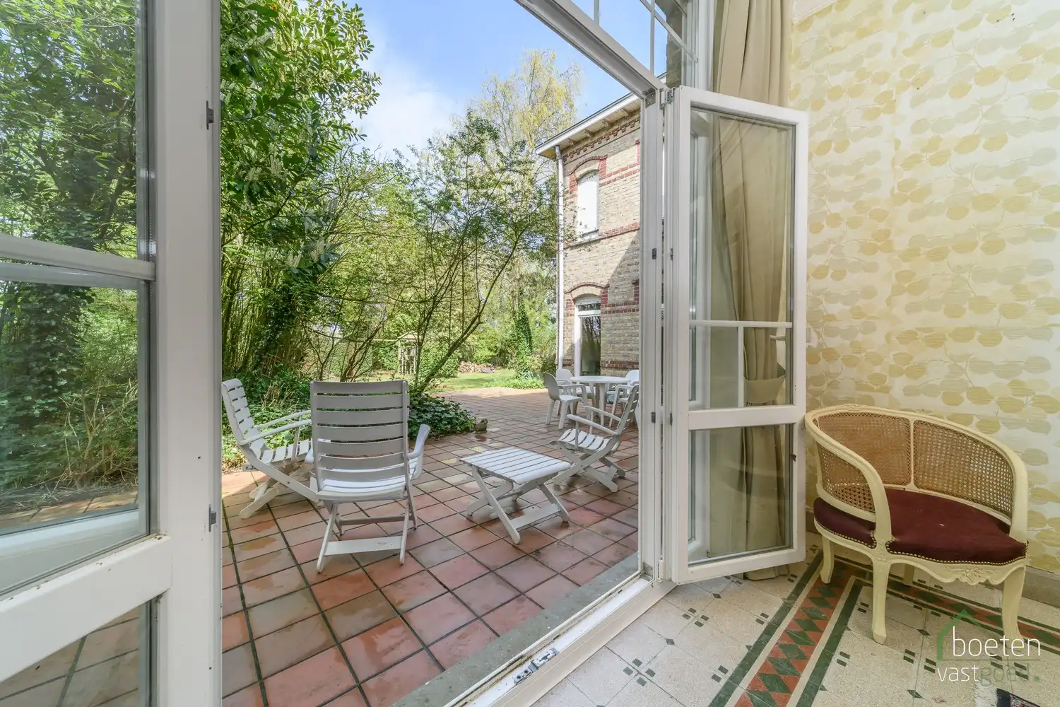 ALVERINGEM: Karaktervolle herenwoning uit het interbellum (jaren 30) met authentieke geveldetails en een warm landelijk interieur op 3.253 m² totale grondopp. foto 8