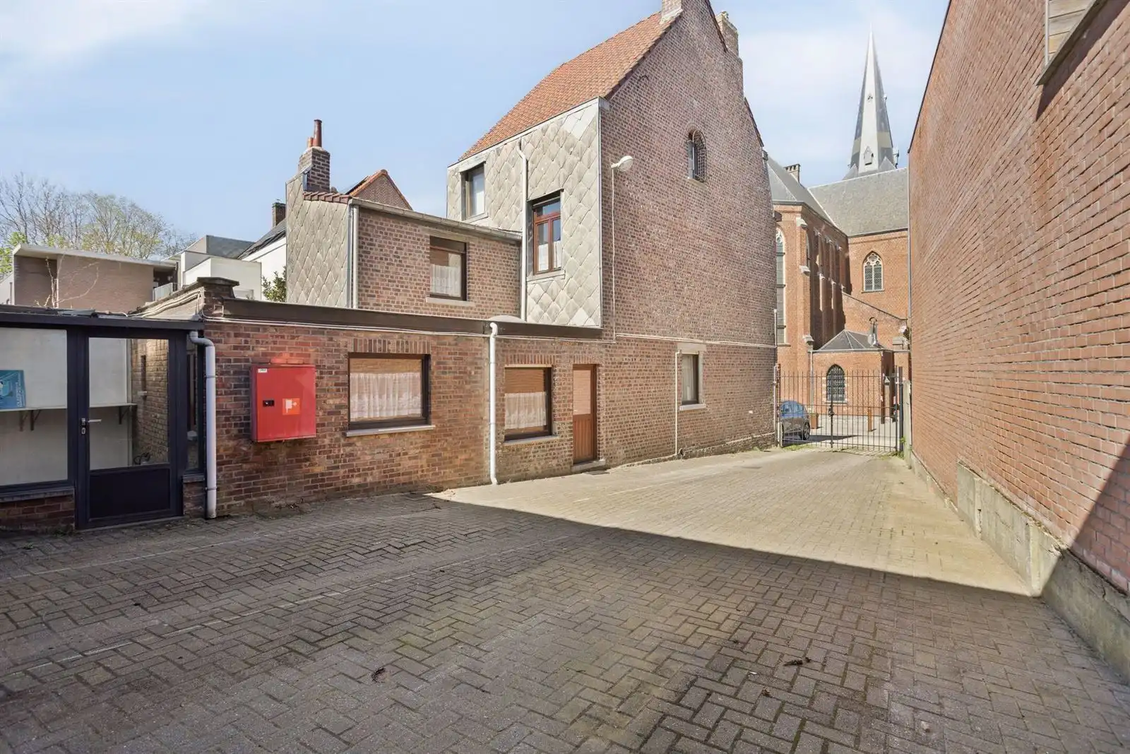 Woning met grote atelier(+/-205m²) te centrum Dworp foto 6