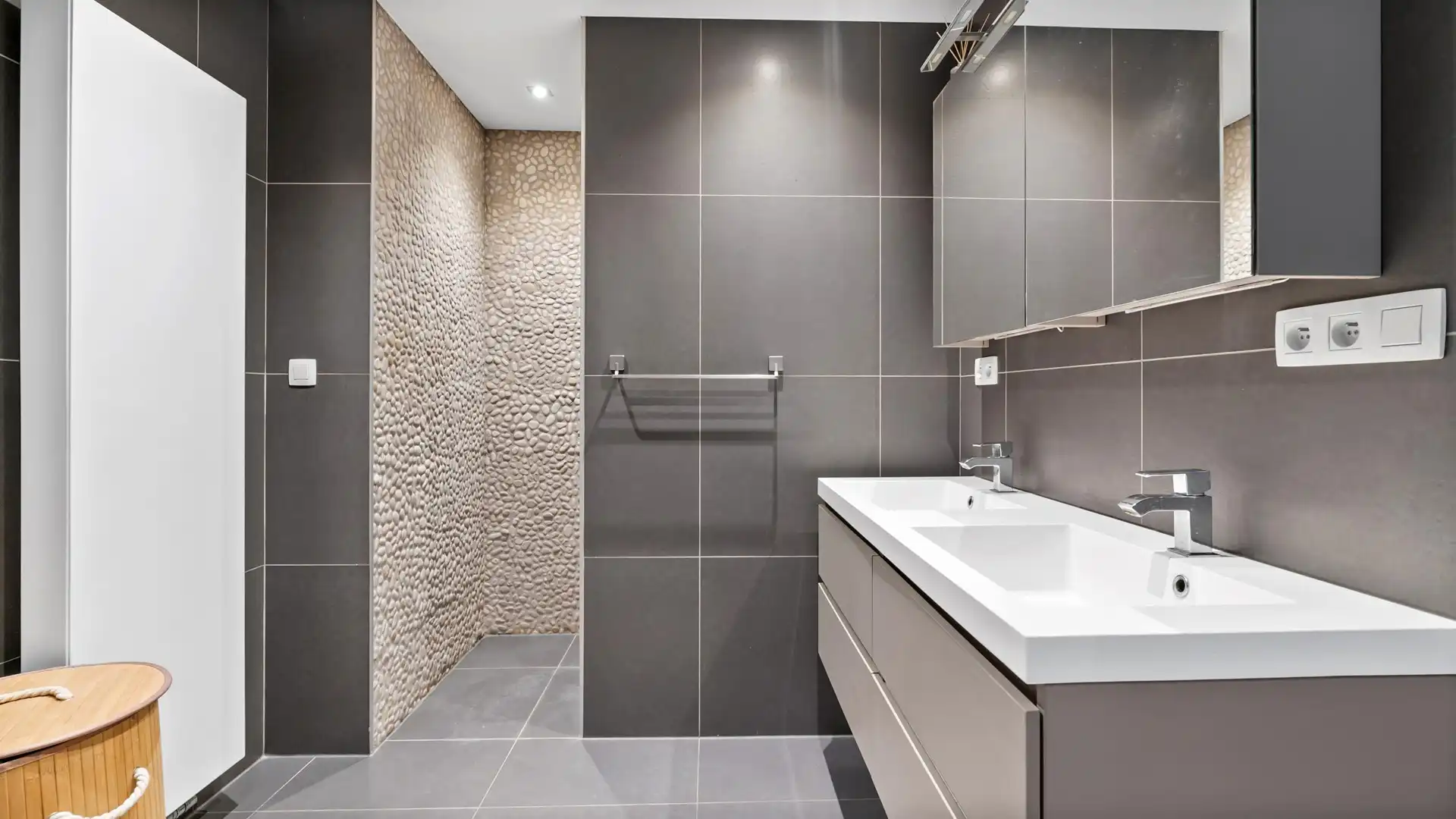 Instapklaar appartement vlakbij Genk centrum foto 12