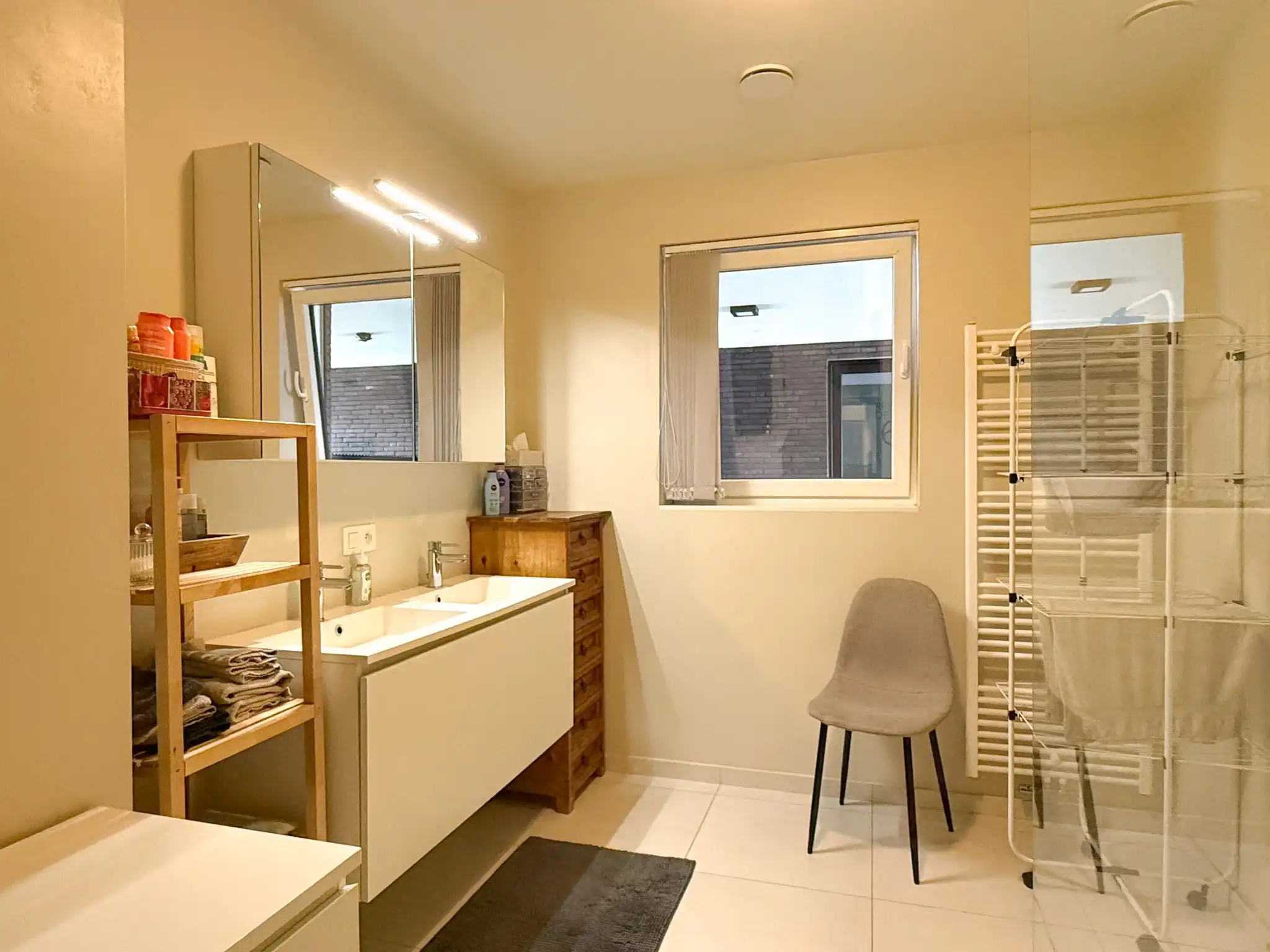 Gelijkvoers appartement met twee slaapkamers en tuin in het hartje van Beveren foto 5