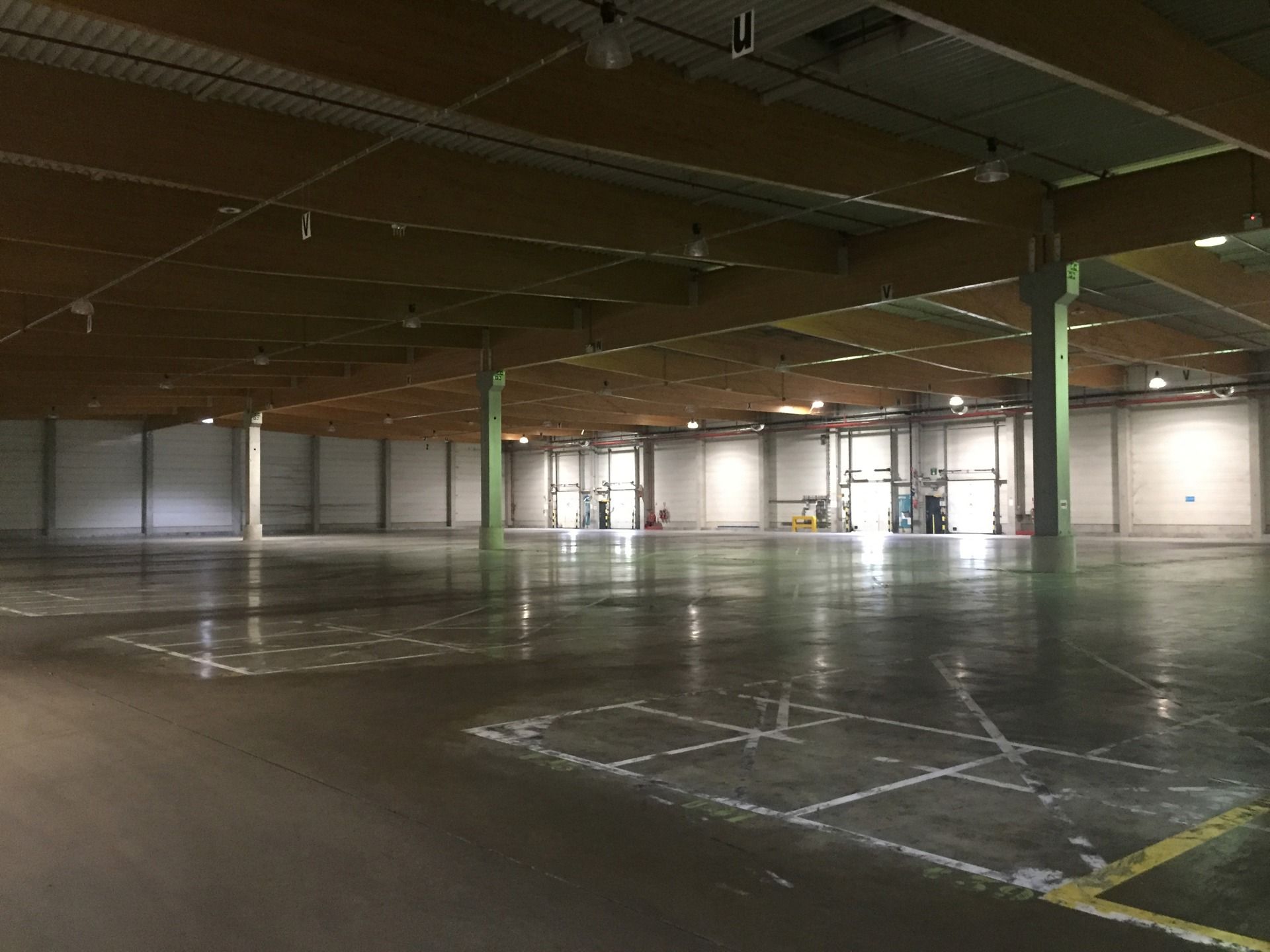 Magazijnen 9.303m² + loskades en verharde terreinen te huur. foto 3