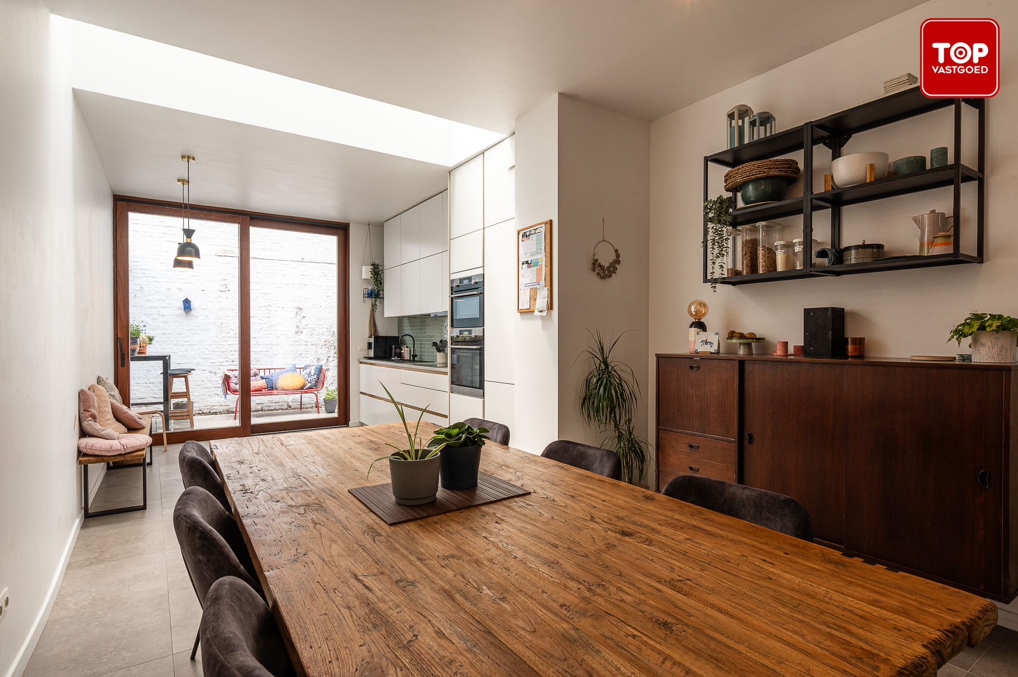 Instapklare woning met karakter, kwaliteitsvolle afwerking en gezellige stadskoer foto {{pictureIndex}}