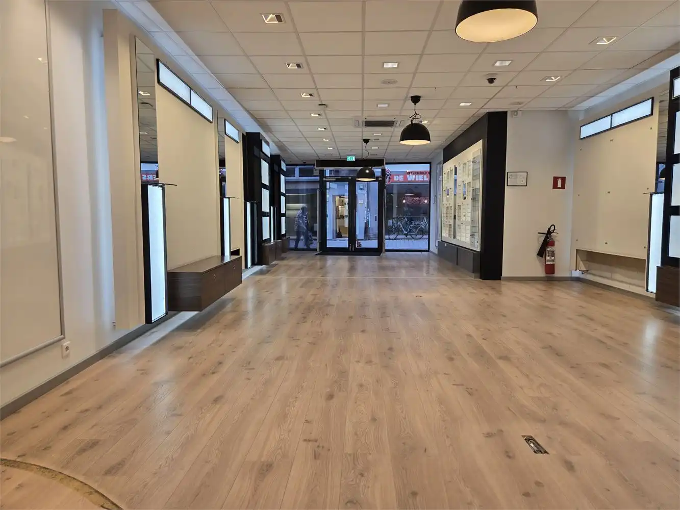 Ruim handelspand met brede vitrine in hartje Lier foto 5