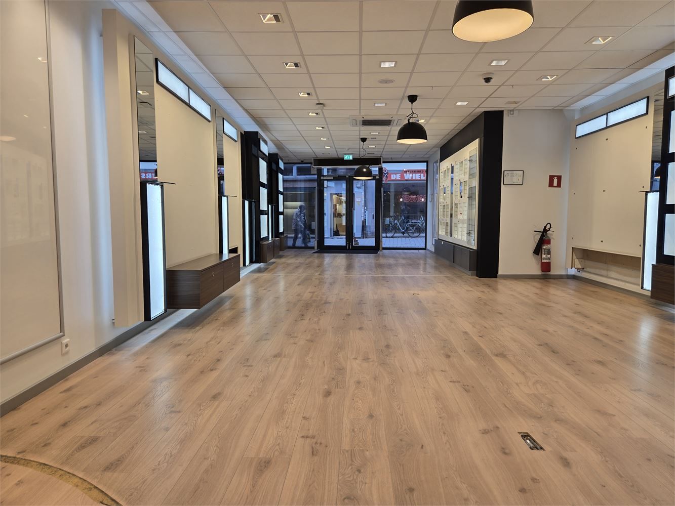 Ruim handelspand met brede vitrine in hartje Lier foto 5