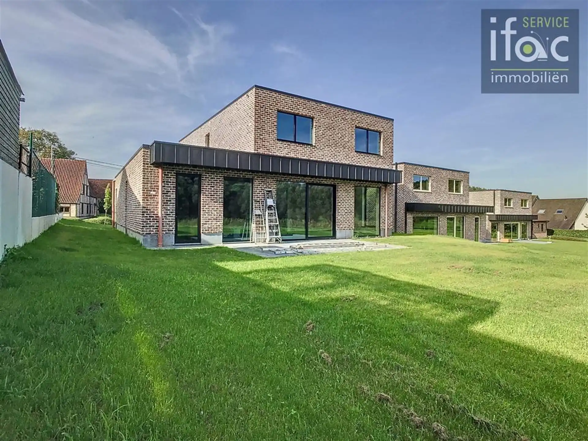 Villa met 4 slaapkamers, 2 badkamers en een grote tuin foto 4