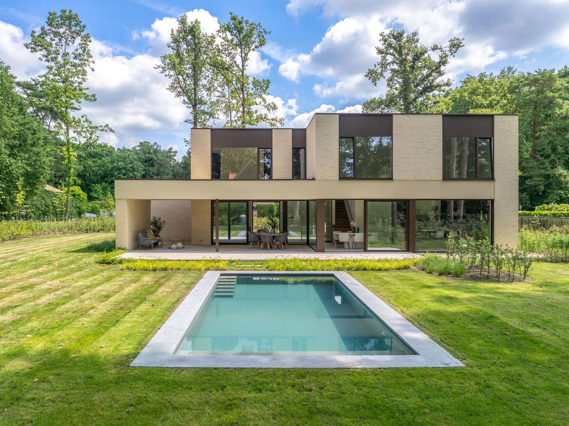 Luxe nieuwbouwwoning met zwembad op toplocatie Halle-Zoersel foto {{pictureIndex}}